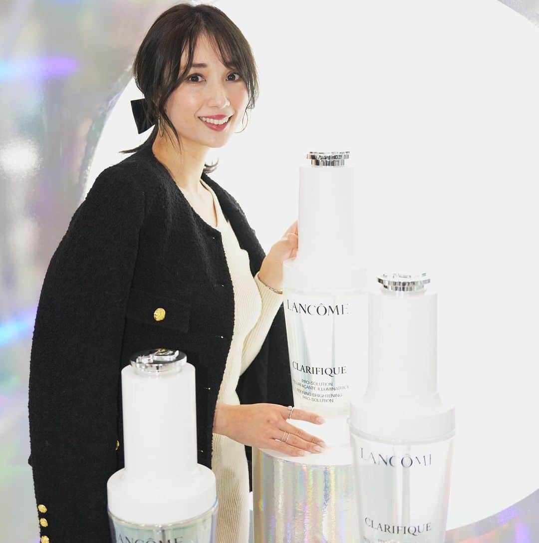 広瀬未花さんのインスタグラム写真 - (広瀬未花Instagram)「今夜は、ランコム( @lancomeofficial )より2/10に発売された「クラリフィック ブライトニング セラム」の発売記念イベントに行ってきました✨  数々のベストコスメを受賞しているクラリフィックシリーズから最先端のフォーミュラが誕生。 6 つの医薬部外品承認効能が厚生省から認められた、初のプレミアム美白美容液なんです✨ 韓国で人気の美容施術ウォーターピーリングから着想を得て、 日本で開発・製造されているのだとか。  ターンオーバーのサイクルを整える性質を持ちながら、お肌にも優しい次世代のPHAを10%の高濃度で配合しているセラムが、透明感のあるお肌へと導いてくれます。 その他にも、美白有効成分をたっぷりと配合。  お肌にやさしい角質ケアができて、 保湿、美白効果もあるなんて優秀すぎますね✨  今日から使い続けてみようと思います♡  #ランコム  #クラリフィックブライトニングセラム #PR #ランコム美白美容液  #6QDx美白  #ウォーターピーリング  #ナイアシンアミド #PHA美容液」2月15日 21時31分 - micahirose