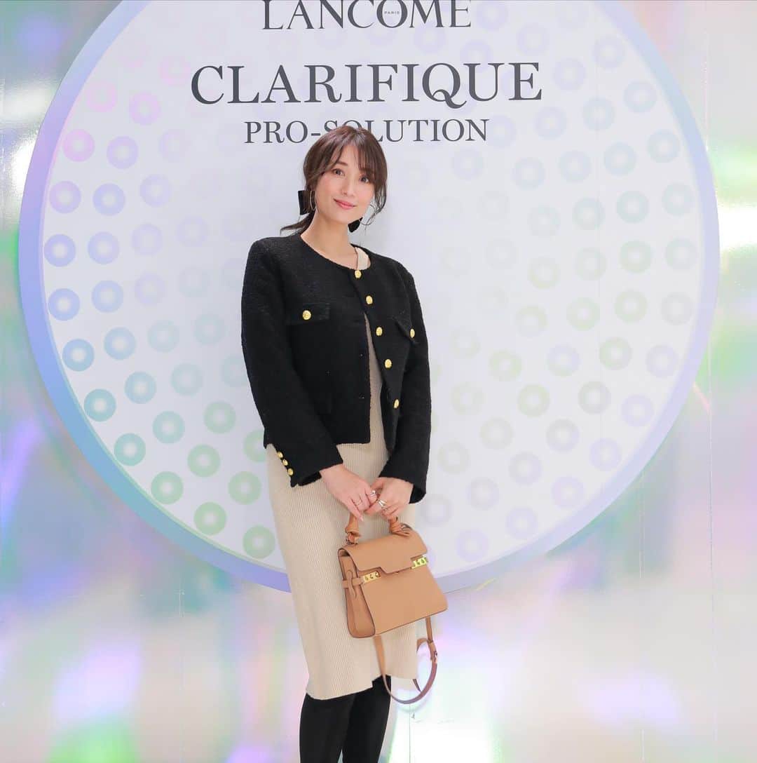 広瀬未花さんのインスタグラム写真 - (広瀬未花Instagram)「今夜は、ランコム( @lancomeofficial )より2/10に発売された「クラリフィック ブライトニング セラム」の発売記念イベントに行ってきました✨  数々のベストコスメを受賞しているクラリフィックシリーズから最先端のフォーミュラが誕生。 6 つの医薬部外品承認効能が厚生省から認められた、初のプレミアム美白美容液なんです✨ 韓国で人気の美容施術ウォーターピーリングから着想を得て、 日本で開発・製造されているのだとか。  ターンオーバーのサイクルを整える性質を持ちながら、お肌にも優しい次世代のPHAを10%の高濃度で配合しているセラムが、透明感のあるお肌へと導いてくれます。 その他にも、美白有効成分をたっぷりと配合。  お肌にやさしい角質ケアができて、 保湿、美白効果もあるなんて優秀すぎますね✨  今日から使い続けてみようと思います♡  #ランコム  #クラリフィックブライトニングセラム #PR #ランコム美白美容液  #6QDx美白  #ウォーターピーリング  #ナイアシンアミド #PHA美容液」2月15日 21時31分 - micahirose