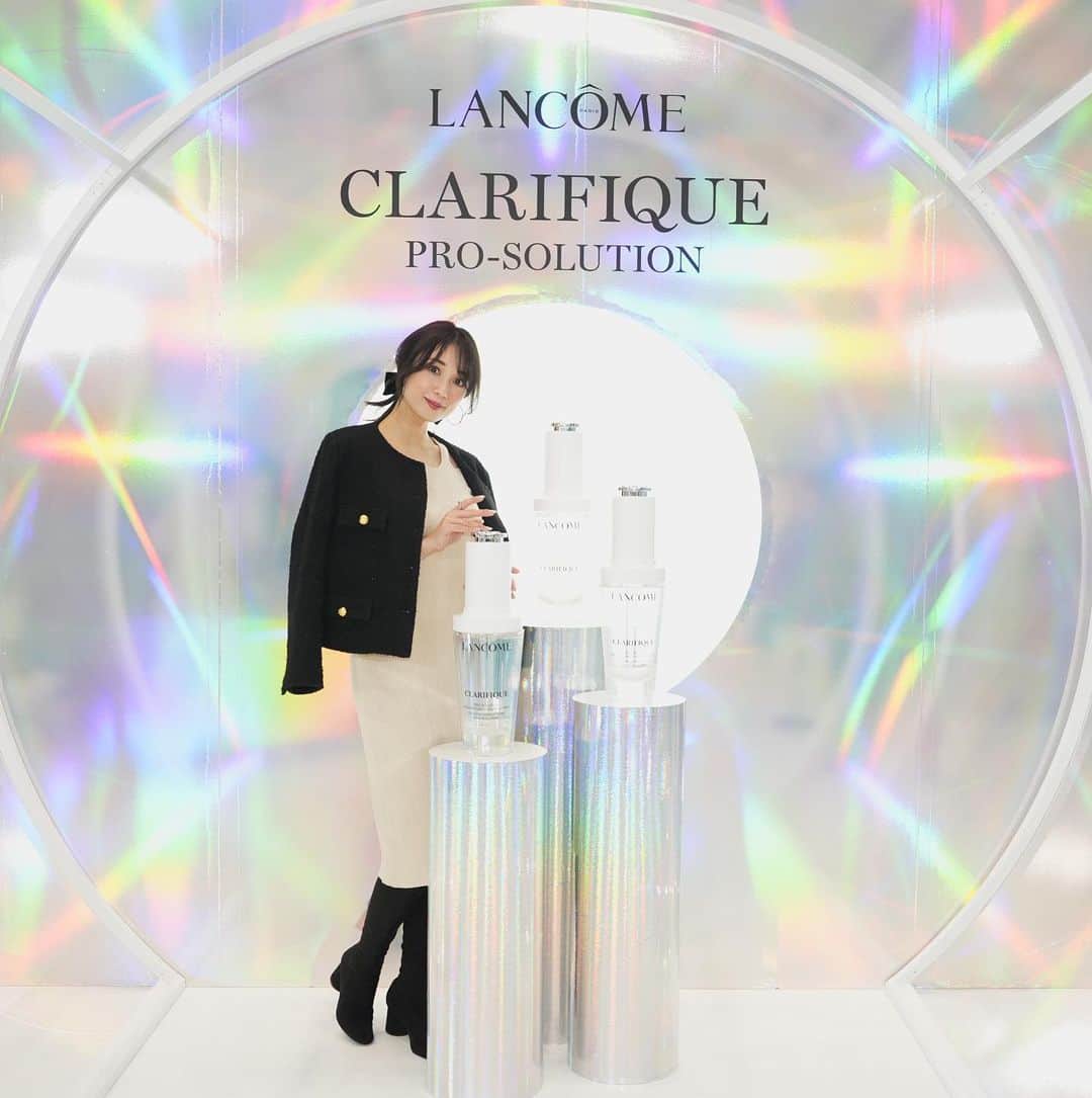 広瀬未花さんのインスタグラム写真 - (広瀬未花Instagram)「今夜は、ランコム( @lancomeofficial )より2/10に発売された「クラリフィック ブライトニング セラム」の発売記念イベントに行ってきました✨  数々のベストコスメを受賞しているクラリフィックシリーズから最先端のフォーミュラが誕生。 6 つの医薬部外品承認効能が厚生省から認められた、初のプレミアム美白美容液なんです✨ 韓国で人気の美容施術ウォーターピーリングから着想を得て、 日本で開発・製造されているのだとか。  ターンオーバーのサイクルを整える性質を持ちながら、お肌にも優しい次世代のPHAを10%の高濃度で配合しているセラムが、透明感のあるお肌へと導いてくれます。 その他にも、美白有効成分をたっぷりと配合。  お肌にやさしい角質ケアができて、 保湿、美白効果もあるなんて優秀すぎますね✨  今日から使い続けてみようと思います♡  #ランコム  #クラリフィックブライトニングセラム #PR #ランコム美白美容液  #6QDx美白  #ウォーターピーリング  #ナイアシンアミド #PHA美容液」2月15日 21時31分 - micahirose