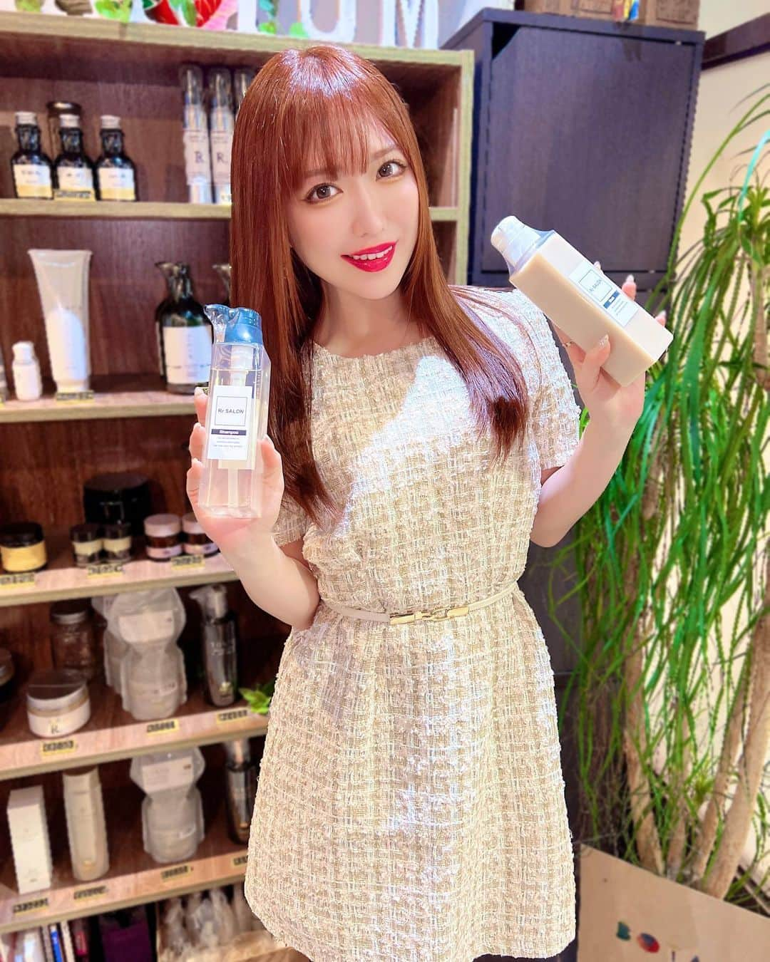 おりささんのインスタグラム写真 - (おりさInstagram)「💇‍♀️   新しい髪色もお気に入り☺️！  名古屋で通ってる美容院は 矢場町 @botanium_rrsalon です❤️  #頭浸浴　で頭皮や髪の汚れをリセットした後に カラーしたから色持ちも良くなるみたい👍❤️  癒されるしオススメだよ❤️  担当 は滝島さん  ▶️ @akira_takishima  　  東京の店舗▶️ @rrsalon.aoyama  担当は　@saki_kono_  さん💛  ワンピース👗は @ciel_official.jp だよ🐰  #nagoya#sakae#botaniumbyrrsalon#rrsalon#botanium#glosstify #サラサラ#トリートメント #名古屋#名古屋美容室#矢場町#トリートメント #ヘアケア #美容 #髪質改善 #ボタニウム #栄美容室#トリートメントサロン#名古屋髪質改善 #髪型#ストレートヘア#ヘアスタイル#サロンモデル#ロングヘア#春ヘア#ヘアアレンジ#美容#ワンピ#ワンピース#ワンピコーデ#コーデ」2月15日 21時36分 - orisa_0510