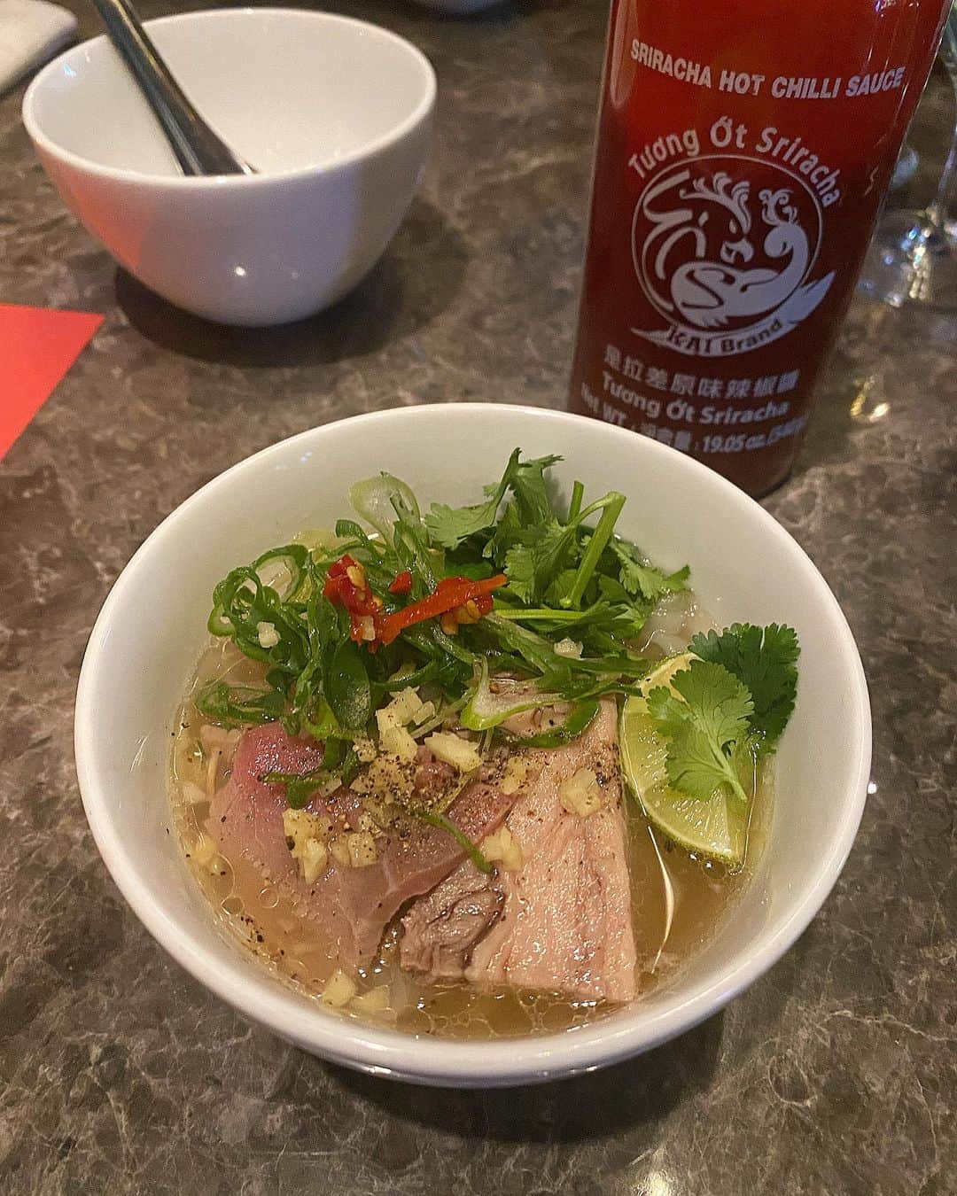 熊江琉唯さんのインスタグラム写真 - (熊江琉唯Instagram)「恵比寿で人気のベトナム料理屋さん @pigandladyjp でディナー🍽✨  シェフズディナーコースの内容がリニューアルしたみたいで、フレンチのエッセンスが加わったお料理たちは何を食べてもおいしかった🥺💗  フォーにシラチャーソースついてきてバリに行った時を思い出したな😂  東南アジア感強めの異国感ある料理たちで楽しい時間を過ごせました👏  お酒好きな方はワインペアリングもぜひ🍷✨  大理石のテーブルが並んでておしゃれで高級感もあるからお祝いにもオススメです💐  女子会グループもたくさんいて、女の子ぜったいこの空間好きだよなって思った☺️☺️  #pigandthelady #thepigandthelady #Supported #恵比寿ディナー #モダンベトナム料理 #ベトナム料理 #ディナー」2月15日 23時32分 - ruikumae