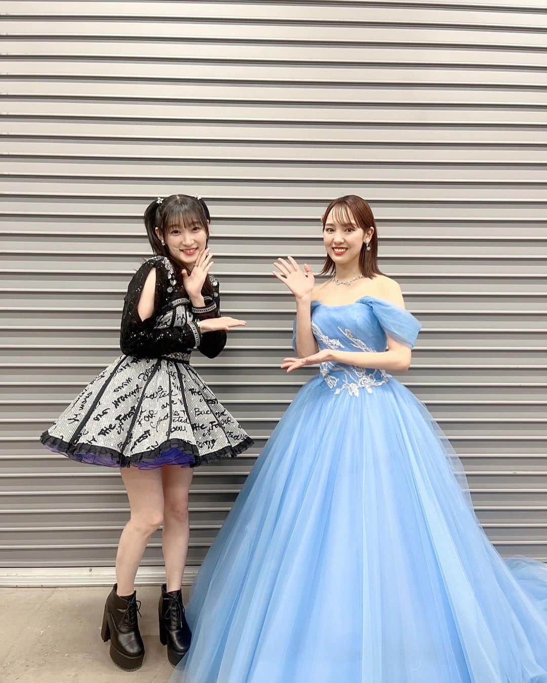 飯窪春菜さんのインスタグラム写真 - (飯窪春菜Instagram)「👗  UNIDOL 2022-23 Winter 決勝戦 MCを務めさせて頂きました！ 初めてのUNIDOL、本当に素晴らしくて感動しっぱなしでした🥲✨  たくさんのアイドルソングのコピーダンスが披露されていく中で、ハロー!プロジェクトの楽曲もたくさんあって、自分がパフォーマンスしていた楽曲をカバーしてもらえたこともとても嬉しかったです☺️  皆さんが8分間にかけた思い、ビシビシと伝わってきて、どのグループも本当に本当に素敵でした！！！！  お衣装もとっても素敵なドレスを用意して頂きました！！ アクセサリーも可愛いのっ！ たくさん写真撮っちゃった🥰  シークレットゲストにはまさかの宮本佳林ちゃん！🫶🏻 可愛くてカッコよくて、 “アイドル宮本佳林”最強でした！！☺️  UNIDOL実行委員会の皆様から、寄せ書きのプレゼントも頂いちゃいました🥹💓 UNIDOL10周年ということで、この素敵なイベント、、文化がこれからも長ーーーく続いていきますように！✨  アイドル好きが集まる愛に溢れた素敵な空間、とっても素敵な1日になりました！ ありがとうございました😆❣️  #unidol」2月15日 23時44分 - harunaiikubo_official