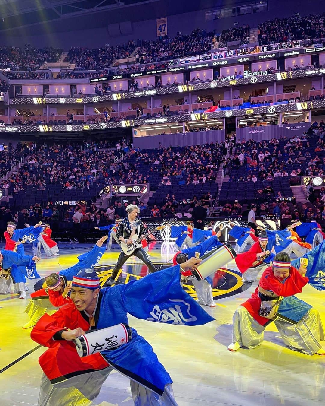 雅-MIYAVI-さんのインスタグラム写真 - (雅-MIYAVI-Instagram)「2023.02.13. @warriors Half Time Show w/ the local Japanese American dance team @uzumaru_official   Thanks for having us @warriors @rakuten @rakutensports and @japaninsf   Music, Fashion, Sports, culture brings us together beyond everything.  🙏🏻」2月16日 1時12分 - miyavi_ishihara