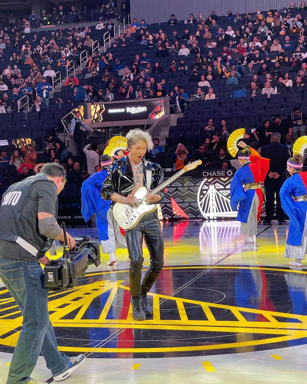 雅-MIYAVI-さんのインスタグラム写真 - (雅-MIYAVI-Instagram)「2023.02.13. @warriors Half Time Show w/ the local Japanese American dance team @uzumaru_official   Thanks for having us @warriors @rakuten @rakutensports and @japaninsf   Music, Fashion, Sports, culture brings us together beyond everything.  🙏🏻」2月16日 1時12分 - miyavi_ishihara