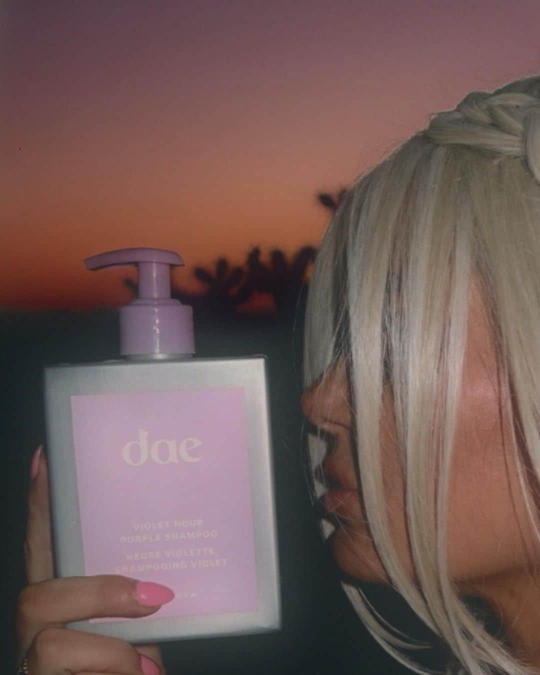 Amber Fillerup Clarkさんのインスタグラム写真 - (Amber Fillerup ClarkInstagram)「Obviously had to do a blonde wig shoot for this launch?!?! We thought of every little detail with this purple shampoo.. the lather, the scent, the sparkle, the effectiveness… it’s a dream. Mark your calendar for 2/21 💜 ****this is a wig just for fun! These photos do NOT represent the results of this shampoo and the shampoo was not used on this wig! However, ALL assets used on @daehair, daehair.com, and Sephora.com are all shot without wigs, not extensions, the shampoo was used and represent real results!****」2月16日 3時57分 - amberfillerup