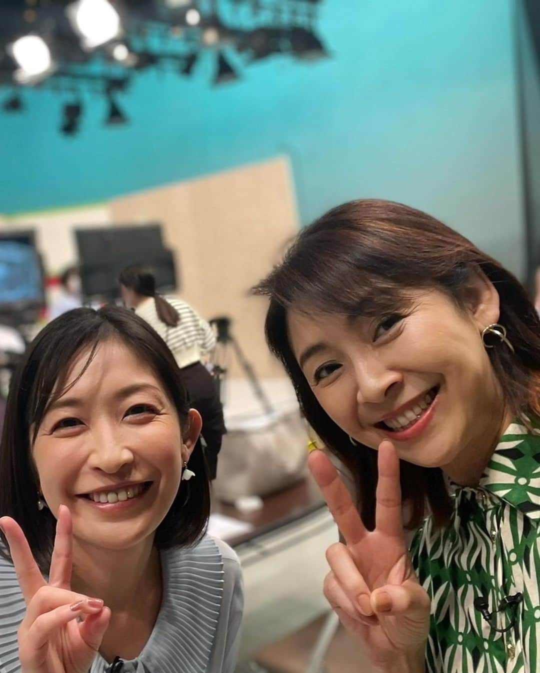 小野真弓さんのインスタグラム写真 - (小野真弓Instagram)「おはようございます☀ すっきり晴天😆  わん散歩コース、 河津桜が咲き始めました🌸✨ 梅の花も咲いてます(´∀｀) 春ですねぇ☺️  久しぶりに ゆうこお姉さんとお会いできました(о´∀`о) @yuko_kanzaki_official  いつも包み込むような優しさで、 とっても素敵な先輩です🥺 インスタのお料理もとっても美味しそう✨  些細な事にもすぐあたふたしてしまう私は😂 本当に、何から何まで憧れてます🥺✨  とっても楽しい収録でした😆  さて今日も 良い一日を☺️ おかーさんは、撮影週間中🎥 頑張ってきまーす^_^  #お仕事かーさん #収録#いいものプレミアム #神崎ゆう子 さん#ゆうこお姉さん #フジテレビ 🐾 #チワワ#ハナちゃん #チワマル#ハルくん #雑種猫兄妹#アオくん#ナナちゃん #お泊まり猫#ほぼうちの子#ちりんくん #お友達わんこ#ちらり#ブロくん #療養預かり猫#ちゃーくん #犬と猫のいる暮らし#犬猫日記  🐈 怪我の療養預かり中のちゃーくん☺️ めちゃくちゃ人懐こい🥺 甘えん坊のー デレデレにゃんこちゃんでした😍 甘えて、にゃあってなく時に、 鼻に皺が寄るのが、おかーさんはツボ❤️  お外生活で怪我をしている猫がいる、 との事で、、 @wanbo_waka  わかさん、 @hattorimasumi  ますみ先生 に、お忙しい中、助けて頂き、、🙇‍♀️🙇‍♀️🙇‍♀️ しばらく我が家で預かり中🏡  あんよが、見た目の怪我以外にも 骨折の形跡があるとの事で、、 けんけん歩いてます🥺 お外で逞しく生きてきたのね🥲  早く良くなるように 頑張ろうね🥺🐾」2月16日 8時35分 - hanaharuaroi