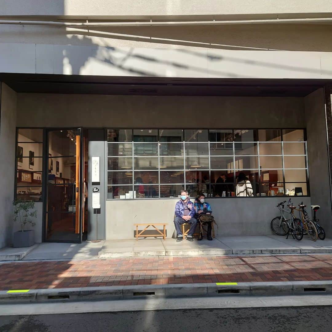 小島奈津子さんのインスタグラム写真 - (小島奈津子Instagram)「2023.2.16 大学生の姪っこちゃんに、 #カキモリ　に連れて行ってもらいました。 ここの文具屋さん、自分でカスタマイズしたノートを作れるんです。 我々OPENと同時に入店したので、比較的余裕をもって、色々選べましたが、ランチして午後に出来上がったノートを取りにいったら、外に行列ができるぐらい混んでいた！ 大、大、大人気店です📓 ４人でこんなに作っちゃった🙌 ワタシは、絵画展や舞台のチケットを貼る、スクラップブックを作ってみた。 あーでもない、こーでもない(笑)と、色々迷って、楽しくて、楽しくて✨  その後は、#蔵前散歩 カフェの激戦区！ ここそこに、カフェ行列が🧍🧍🧍 また、出直そう。  #カキモリインクスタンド ↓ #SquareCafe (女子４人たくさんお喋り) ↓ DAILY’SMUFFIN#デイリーズマフィン　(テイクアウト) ☑菜の花のペペロンチーノマフィン ☑いちごとホワイトチョコ ☑アップルパイ？マフィン ☑プレーンマフィン ☑ほうじ茶スコーン ↓ #コフィノワ 土日しかメニューにないという プリン🍮と自家焙煎コーヒーで一息💨 名物のあまおうサンドは完売😆  #蔵前#蔵前カフェ」2月16日 10時32分 - kojimanatsuko_official