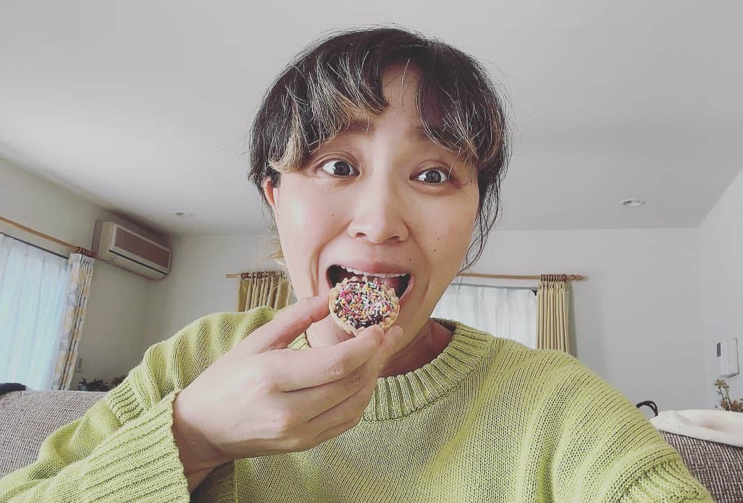 丸山桂里奈さんのインスタグラム写真 - (丸山桂里奈Instagram)「おはようございます。ややすり抜けてこんにちわの手前であります🫣🤝 今日は朝から犬の散歩(私担当)ウォーキング、階段登り、お風呂に入り、マッサージしたりストレッチしたりと穏やかに過ごしてます。 今日も何かとやることがありますね。なかなかやれる時にやってないのが追いかけてきてます🏃🏽 そういえば、私があげたチョコレートを隠れて食べてみました🍫本並さんいない時にね😱1つくらいなくてもバレそうにないので。柔らかくて意外に美味しかったです🫣 自分で言うのもなんですが上出来〜でした👍 そして、私昔からこのカラースプレーていうチョコレートがだいすきなんです。毎回上にかけたり屋台で食べるクレープはカラースプレーのみで食べたり、ほんとに好きなんです😍🍫❤️昔を思い出すなぁ。みなさんが昔を思い出す味でなんなんだろう？ さ、昨晩は眠れずだったので少し横になります〜て、もう横になってるから🫣  #バレンタインにあげたチョコレート #思った20倍おいしい #最高 #あと2粒 #内緒で1粒いただきました #本並さんは気づいてません #平和主義　 #穏やか一番 #お腹パンパン #産むギリギリまで更新したいな #いい意味で #インスタバエ」2月16日 10時47分 - karinamaruyama