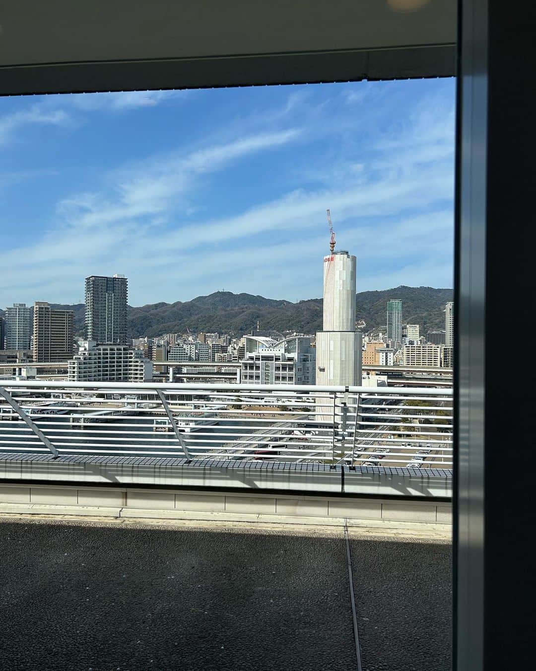 半井小絵さんのインスタグラム写真 - (半井小絵Instagram)「可愛い🐻プレゼント💕  青空と山の緑と海の風景の中に赤の鼓型のタワーが見当たらず、ちょっと物足りない感じです✨ポートタワーの存在の大きさを実感しています。  そういえば、 大阪マルビルが建て替えられるのですよね。かつてはビルの回る電光掲示板が梅田の街で輝いていましたが、駅周辺開発ですっかり変わりました。いまの大阪駅も好きですけどね☺️  ノスタルジックな気分です🕰️」2月16日 11時26分 - sae_nakarai