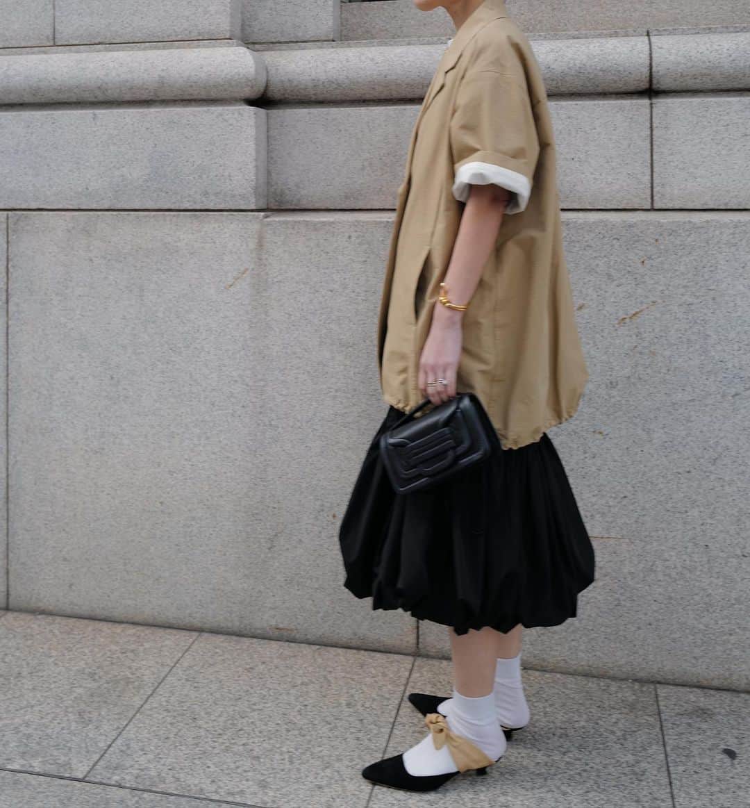 正中雅子さんのインスタグラム写真 - (正中雅子Instagram)「トレンチジャケットとバルーンスカートの組合せは 丈感がマッチするように作ってるので ちょうどバルーンが綺麗に見えるこのスタイルもおすすめです🫶  バルーンスカートは、AWも人気だったもので メモリー素材が軽くて扱いやすく スタイリングを新鮮にしてくれるアイテム！  しかもサンダルや靴下合わせもしやすい丈感で 春夏のスタイルにも🙆‍♀️しかもバルーンのボリュームで足が欲しく見える💫  このあと12:00からPRE ORDERがスタートするので 是非チェックしてもらえると嬉しいです😊  -PRE ORDER- 2.16 thu 12:00-2.20 mon 23:59  #MACHATT #masaco服」2月16日 11時33分 - masacoshonaka
