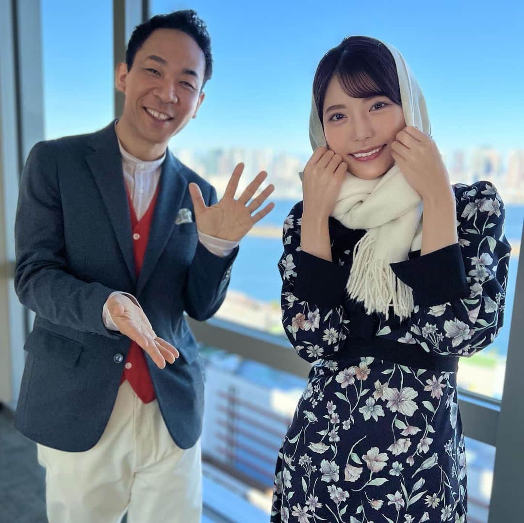 フジテレビ「めざまし8」さんのインスタグラム写真 - (フジテレビ「めざまし8」Instagram)「. ✨ #天達の天気のフシギ ☀️☔️☃️  「めざまし８」お天気の頭脳“あまたつ”こと #天達武史 気象防災キャスター ☀️  日々の放送のなかで、予報だけでなくお天気にまつわるちょっとした知識や、アイデアを伝えてもらっていますが、インスタグラムでもお届けすることになりました✨  放送後、天達さんのオリジナル解説を加えて、不定期にUPします！ お楽しみに😊  ∴-∵-∴-∵-∴-∵-∴-∵-∴-∵-∴-∵-∴-∵-∴-∵-∴-∵-∴-∵  天達さん☀️： きょうは全国至る所で氷の世界…寒かったですね～。寒さには種類がありまして、昨日から今日にかけては「風冷え」という風の寒さを感じる寒さなんですが、風が１ｍ/ｓ吹くと体感温度は１℃下がります😨 この風冷え対策に最も効果的なのは「首を温める」ということ。マフラー🧣をしっかりして首に流れる一番太い血管を温めることで、体全体を温めることができます。 さらに普通はお出かけする直前にマフラー🧣はしますよね。これをできれば温かい部屋の中で出かける30分前くらいからしてみてください。全然違いますよ。 特に耳の近くの血管も温めてほしいですね👂 そこで、「耳を温める、風から耳を守る！マフラーの使い方」を解説します。  #竹俣紅 アナウンサー 🌷に協力してもらいました。  ①まずはマフラーをぐるっと首に一周してください（フワッとゆるめに）。左右に垂らす長さは同じで！  ②垂らしたマフラーの先の部分を、首の輪の部分に外側から内側に通します  ③反対側も同じように！  ④頭の後ろのマフラーの生地を広げてフードのように頭を包み込み耳を隠します！  ⑤完成！  ぜひ、試してみて下さい！  ∴-∵-∴-∵-∴-∵-∴-∵-∴-∵-∴-∵-∴-∵-∴-∵-∴-∵-∴-∵  #めざまし８ #天達武史 #竹俣紅 #防寒マフラー」2月16日 15時40分 - mezamashi8.tv