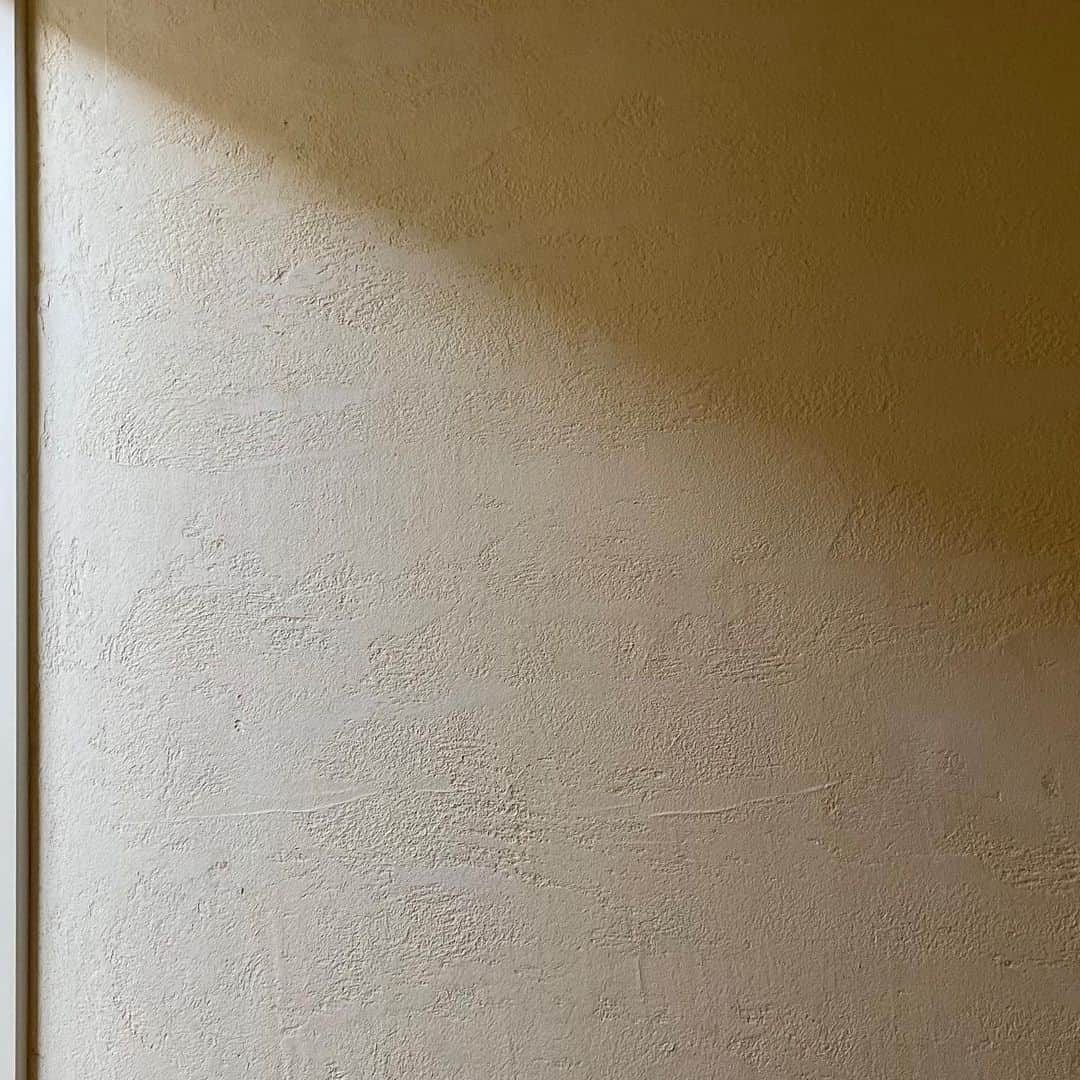 行正り香さんのインスタグラム写真 - (行正り香Instagram)「一軒家リフォームのお仕事のご紹介です。今回はコの字型キッチンにして、すべての家電を隠すようにしました。キッチンとリビングを繋げアーチ型の壁だけで区切り、壁の漆喰は表面を荒めに仕上げ、日本の土壁を感じるような雰囲気にしています。高い天井に、お月様を感じさせるようなアーテイチヨクを、その下にみんなが集まるような形でテーブルをコーディネートさせていただきました。昨晩は伺ってワインをいただき（毎回これが楽しみ！）、また遊びに行きたい家が増えました。#リフォームのお仕事 #18日土曜日に21:54-日本テレビに出演します。インテリアのお話です　#リフォーム #rikayukimasa #行正り香 #講談社「行正り香のインテリア」他 #「行正り香の家作り」再販されました～！みなさま、ありがとうございます。@comfort_corporation @louispoulsen @fritzhansen_japan」2月16日 16時00分 - rikayukimasa