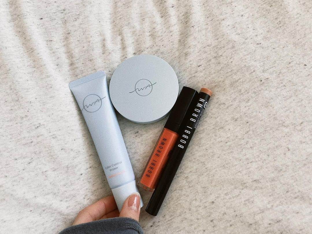 樋口日奈さんのインスタグラム写真 - (樋口日奈Instagram)「久しぶりに… 最近のメイクです👀💄 ベース:WA by do organic カラーコントロールプライマーPK01 シルキーパウダーファンデーションOC20オークル アイシャドウ:BOBBI BROWN ロングウェア クリーム シャドウスティック 06 リップ:BOBBI BROWN クラッシュドオイル インフューズド グロス09 ラインは引かずに…あとは軽くマスカラだけ💫」2月16日 16時01分 - higuchi_hina_official