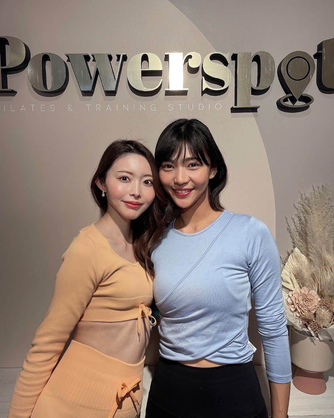 松田唯花さんのインスタグラム写真 - (松田唯花Instagram)「さきちゃんお誘いありがとう❤️ 中目黒にある『Powerspot』のフローピラティスを受けに行きました✨  私がいつも受けているマシンピラティスとは違って、音楽に合わせて動くちょっとダンス要素のあるピラティスなの！✨  音楽に乗りながら身体を伸ばしたり、呼吸を意識したりしてすっっっごく気持ちよかった〜☺️ 自分と向き合える良い時間でした💕  ピラティスを始めてから、 ☑︎自律神経が整う ☑︎呼吸が深くなる ☑︎凝りが軽減する ☑︎痩せやすくなる  などなど、とっても良い効果をいっぱい感じているよ😍🫶🏻  マシンピラティスと並行してフローピラティスも通おうかなぁと考え中😘  『POWERSPOT』2/28まで体験が無料で受けれるそうなので皆さまもぜひ🫶🏻 さきちゃんに良いところ教えてもらって感謝だぁ😍 さきちゃんのヨガレッスンもここで受けれるとのことなので、それも今度受ける予定！🧘‍♀️💓  @sakiyoga1206  @powerspot.jp  #powerspot #pirate #personaltraining #diet #bodymake #ピラティス #ボディメイク #ダイエット #パワースポット #パーソナルトレーニング」2月16日 18時07分 - yuika_matsuda.official