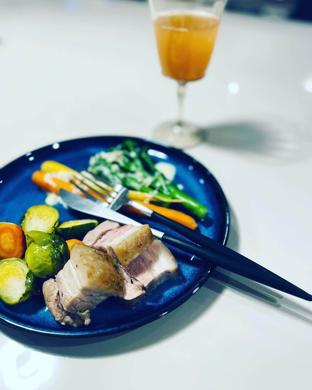 大草直子さんのインスタグラム写真 - (大草直子Instagram)「野菜いっぱい🥦🥬肉たまに。  どうして、そんなにいつも食べもののことを考えてるの？　と言われるくらい、考えている😎😎  今日はさっむい中１日撮影でしたので、早めに寝ます。 おやすみなさい💤💤💤 #寝る前にお風呂に #入ろうっと #オレンジワイン🧡とね」2月16日 21時58分 - naokookusa