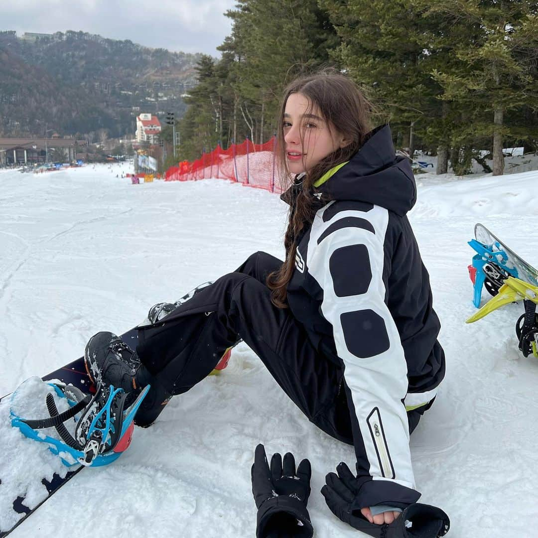 ダシャ・テゥアランさんのインスタグラム写真 - (ダシャ・テゥアランInstagram)「My first time trying snowboarding~ And it was successful!! ( ᵕ̤ ‧̫̮ ᵕ̤ )」2月16日 22時10分 - taaarannn