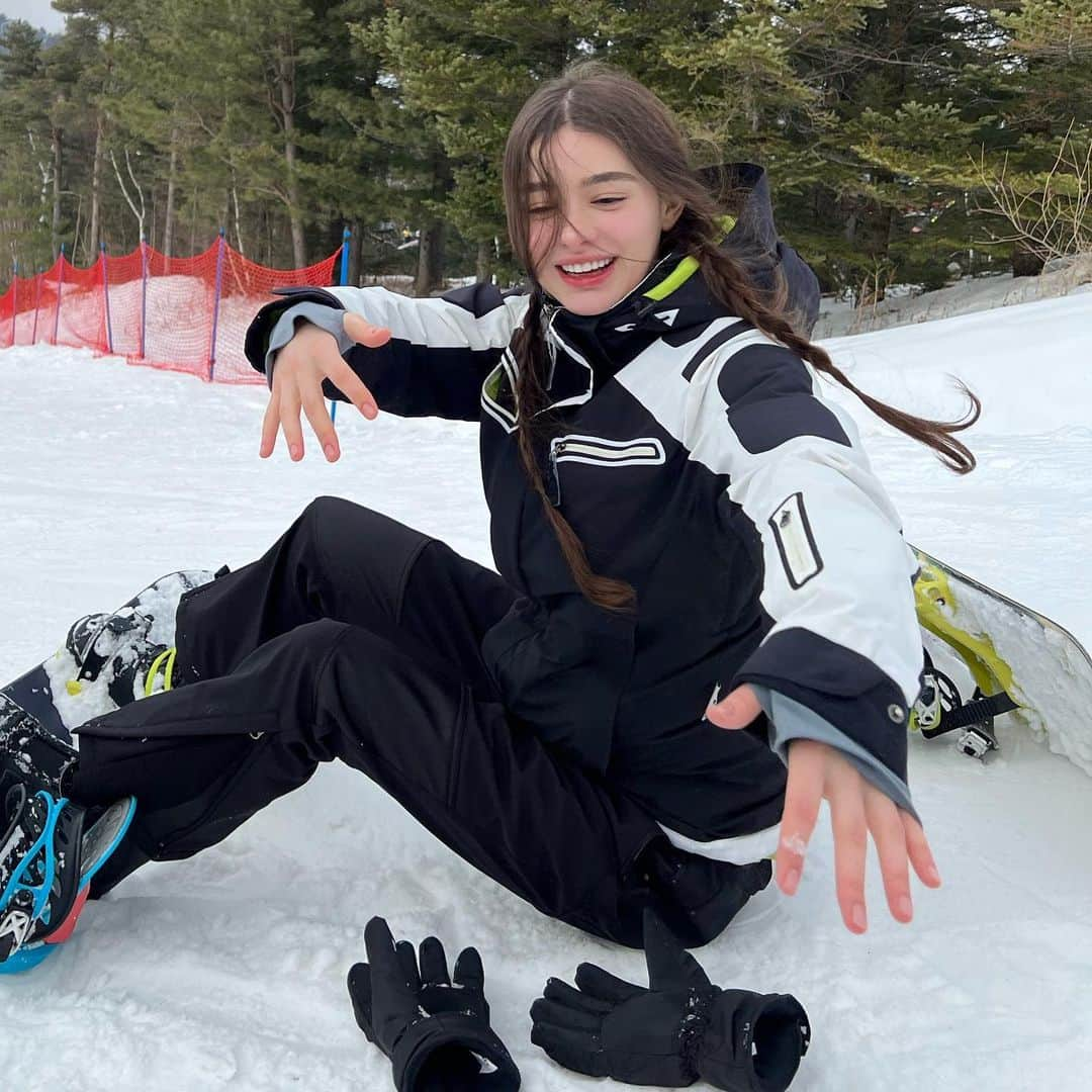 ダシャ・テゥアランさんのインスタグラム写真 - (ダシャ・テゥアランInstagram)「My first time trying snowboarding~ And it was successful!! ( ᵕ̤ ‧̫̮ ᵕ̤ )」2月16日 22時10分 - taaarannn