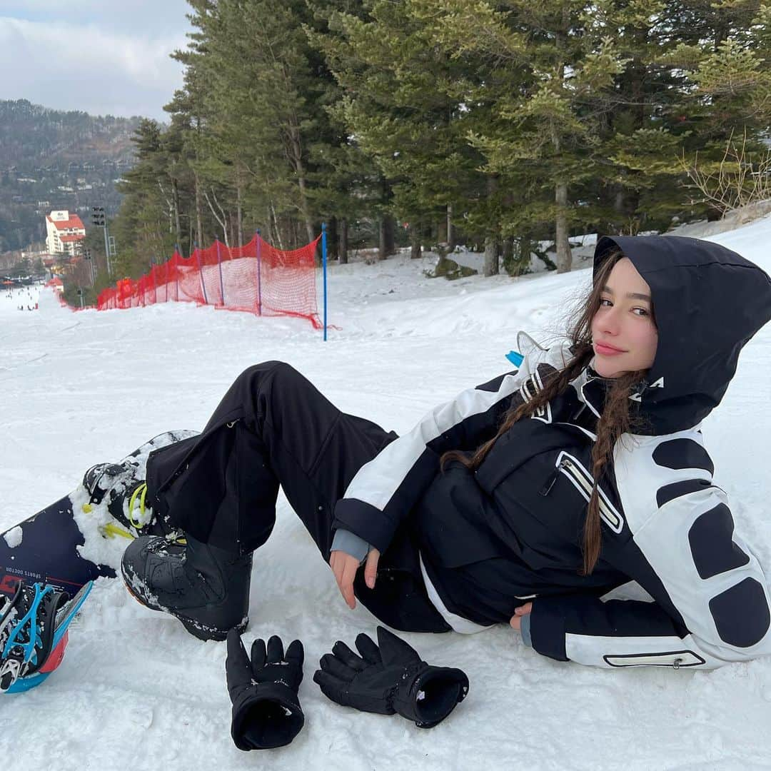 ダシャ・テゥアランさんのインスタグラム写真 - (ダシャ・テゥアランInstagram)「My first time trying snowboarding~ And it was successful!! ( ᵕ̤ ‧̫̮ ᵕ̤ )」2月16日 22時10分 - taaarannn