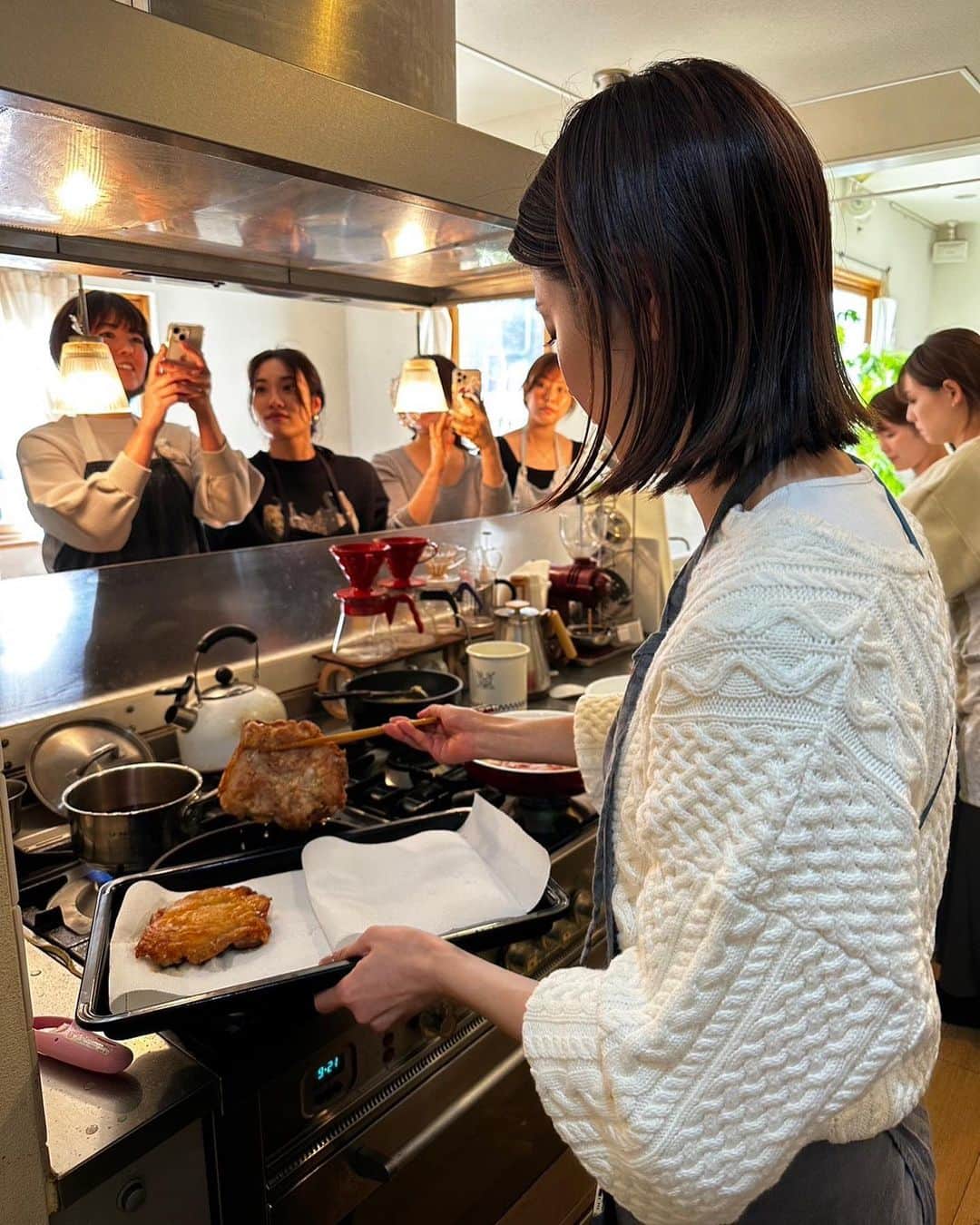 今野杏南さんのインスタグラム写真 - (今野杏南Instagram)「* 昔から美味しいご飯をいつも作ってくれてた優衣　@yu__i.aoya   彼女が新たに、お料理教室を開くことになったので、プレ料理教室へお誘いいただき行ってきました😙  基本のお出汁の取り方から、オススメの調味料、お野菜の鮮度、普通だとなかなか聞けない、お料理の些細な疑問など...(わたしは、お肉は冷凍保存してる？とか謎な質問してた😇そんな質問にも優しく答えてくれるゆうちょ😇笑) 細かく学ばせていただきました🤍  いんげんの胡麻和え、春菊とタコのサラダ、鶏のパリパリ和風餡、かきたま汁、菜の花の炊き込みご飯🍚💕 旬な食材を使った、体に優しい、ご飯たち🥹  シンプルな味付けなのに、バチっと美味しいの〜😍  ゆうちょありがとう☺️  お料理教室は女性限定で、近日開催予定みたいです😌 わたしも予定が合えばもちろん通います🤣🤣🤣笑  @valley_cooking」2月16日 22時24分 - anna_konno0615