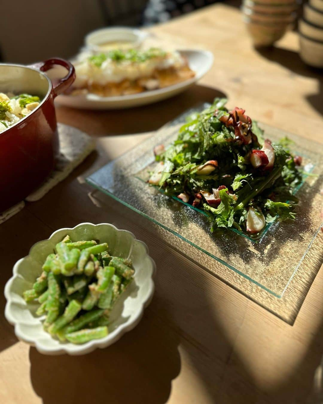 今野杏南さんのインスタグラム写真 - (今野杏南Instagram)「* 昔から美味しいご飯をいつも作ってくれてた優衣　@yu__i.aoya   彼女が新たに、お料理教室を開くことになったので、プレ料理教室へお誘いいただき行ってきました😙  基本のお出汁の取り方から、オススメの調味料、お野菜の鮮度、普通だとなかなか聞けない、お料理の些細な疑問など...(わたしは、お肉は冷凍保存してる？とか謎な質問してた😇そんな質問にも優しく答えてくれるゆうちょ😇笑) 細かく学ばせていただきました🤍  いんげんの胡麻和え、春菊とタコのサラダ、鶏のパリパリ和風餡、かきたま汁、菜の花の炊き込みご飯🍚💕 旬な食材を使った、体に優しい、ご飯たち🥹  シンプルな味付けなのに、バチっと美味しいの〜😍  ゆうちょありがとう☺️  お料理教室は女性限定で、近日開催予定みたいです😌 わたしも予定が合えばもちろん通います🤣🤣🤣笑  @valley_cooking」2月16日 22時24分 - anna_konno0615