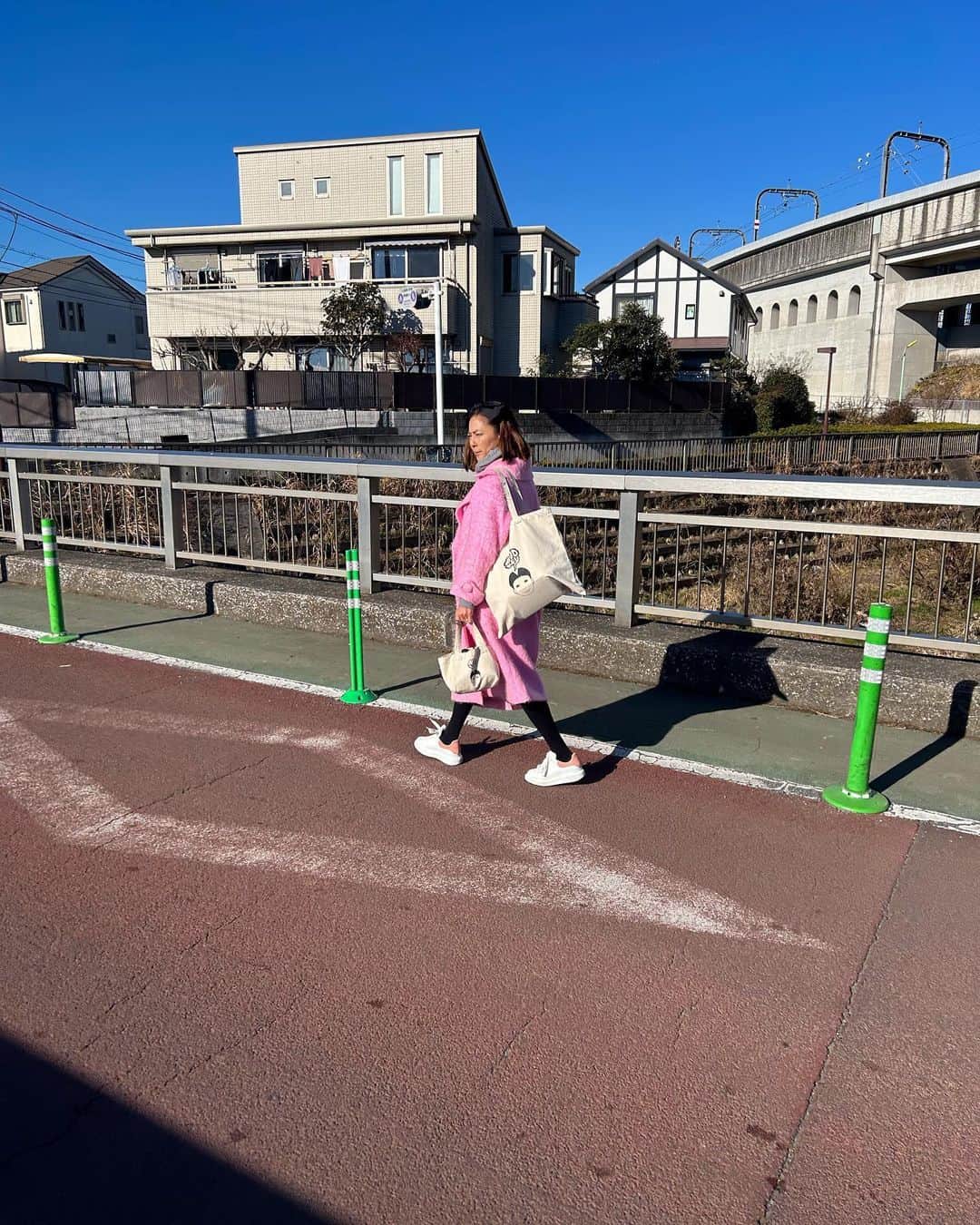 HARUKO（真木明子）さんのインスタグラム写真 - (HARUKO（真木明子）Instagram)「2年ぶりに ピンクのコートが大活躍🧥  去年は一回も袖を通さず クリーニング袋でお休み 今年はほぼ毎日活躍❤️  去年の冬至を超えてからくらいから、目まぐるしい勢いにつぶされそうになるけど  全ては修行？チャレンジ？未来のための通過儀式？だと思って 平常心と愛を持って動きたい❤️  ピンクが全てをはねのけてくれる🌸 @junko_shimada_paris @junkoshimadastudio   @no10key.no10bee」2月16日 22時33分 - haruko227