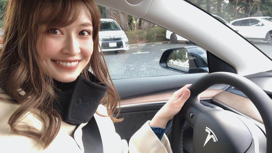 桐谷流華さんのインスタグラム写真 - (桐谷流華Instagram)「⁡ カーシェアでテスラ乗ってみました✨🚙💨 ⁡ 実は実家に帰る度に運転の練習をしているのだ🫶🏻 ⁡ (もともとペーパードライバーで🔰去年ペーパードライバー講習受け始めた) ⁡ 東京の道も練習したい！✨ 色々な車が乗れるようになりたい！🚗🏎💨 ⁡ と思って💡テスラのカーシェアを利用して東京をドライブ😘 ⁡ かっこいい車を運転してみたくて😻 ⁡ わたし冷え症で🥶冬はハンドルが冷たいのが嫌なのですが⚠️テスラのハンドルは温かくてびっくり😳❤️‍🔥  ⁡ 冬は自動でハンドルが暖かくなるそうです︎💕 ⁡ 毎月クーポンが配布されるので✨ぜひチェックしてみてください😻 ⁡ https://nikola.onelink.me/F0vY/twitter ⁡ 気分転換や✨  特別な日にもおすすめ🚗(*´ω｀*) ⁡ ＊ ⁡ #pr #PR #NikolaESG #テスラ #テスラモデル3 #ラグジュアリーセダン #ev #カーシェア #nikola #nikola_ev_share #evカーシェア #ラグジュアリー #ハイエンドevカーシェア #四ツ谷 #麹町 #番町麹町ビルディング #六本木 #フロンティアレジデンス南麻布 #非日常 #車好きと繋がりたい #テスラ好きと繋がりたい #ドライブ #桐谷流華  #pechemagazine  #pechemodel #ビジョビ  #東京ドライブ #汐留イタリア街 #並木道 #昼間ドライブ」2月16日 22時58分 - rukakiritani