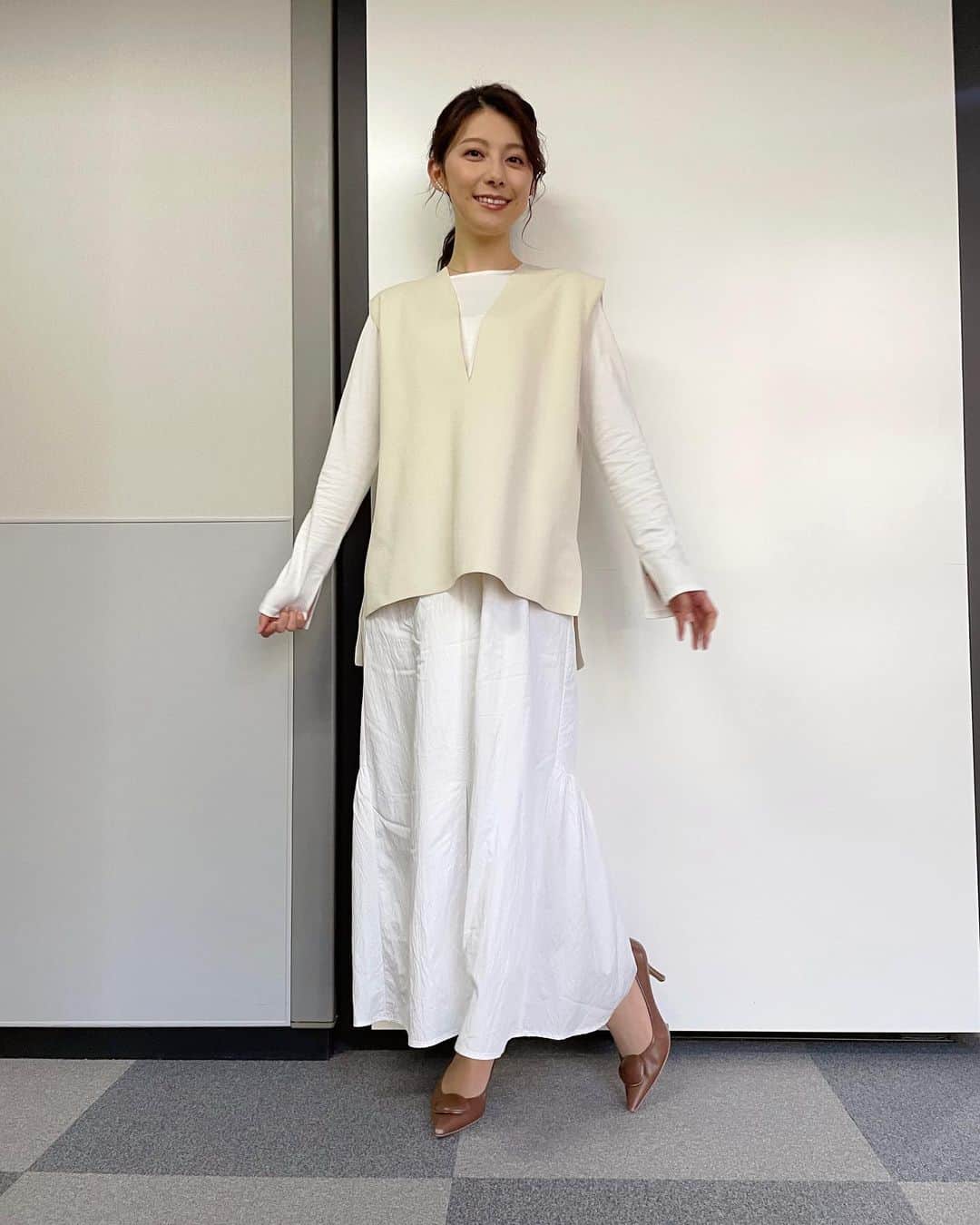上村彩子さんのインスタグラム写真 - (上村彩子Instagram)「. . Nスタカラーの衣装でした🧡 土曜日の報道特集もよろしくお願いします！  ———————- 2/16 トップス、スカート…stola.  2/15 ニットベスト、ワンピース…LOUNIE」2月16日 23時54分 - saekokamimura