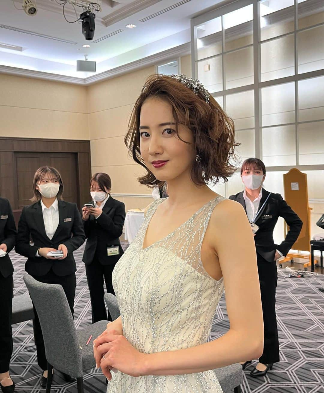 服部由紀子さんのインスタグラム写真 - (服部由紀子Instagram)「ふうかさんの2パターン。  モデルをやってくれたのは、 去年担当した卒花嫁のふうかさん。  堂々と綺麗に歩いてくれる様は、  モデルをお願いして安心感でしかなかったです。  授業として見せる場合、鏡の無い中話しながら作っていくとバランスがわかりにくい…のですが、  ほっ…。  変化がわかりやすいスタイリングを2つ作りました。  王道だけど、 その王道がいい。  ボブしかない髪をどう差をつけて表現するかのお勉強。  一個目からのヘアチェンジは8分を目指して。  ありがとう、ふうかちゃん！  @ceu.tokyo  @yoshioka.ceu  @ma_f.12  #プレ花嫁#東京花嫁#横浜花嫁#前撮り#結婚#軽井沢花嫁#ホテルウェディング#服部由紀子#2023春婚#ヘアメイク#白無垢ヘア#ブレストンコート花嫁#2023冬婚#ウェディングブーケ#情熱大陸#ウェディングブーケ#ブーケ#東京前撮り#名古屋花嫁#丸の内前撮り#weddingphotography #wedding #audreyhepburn #ブーケ #ブーケデザイン# #前撮りヘア#ブーケトス」2月17日 12時34分 - ceu0116