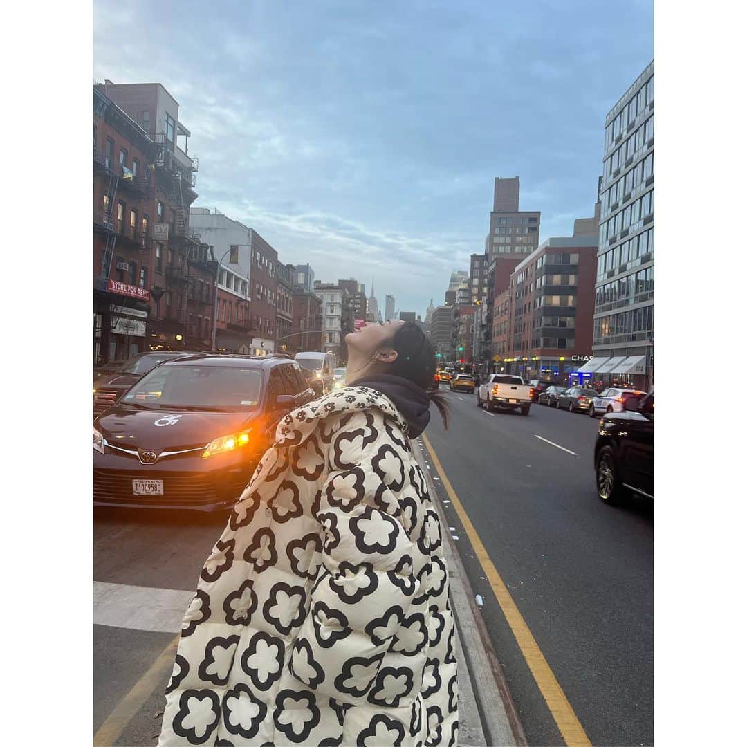 紗栄子さんのインスタグラム写真 - (紗栄子Instagram)「さて🌹 私は帰国して早速仕事を開始しております👓🪐💫  NYでは @toryburch のショーで素敵な経験をさせていただき、たくさんのかたとお話することができて、 その後の撮影もキラキラした気持ちが活きた写真を撮ることができて、大満足の数日間でした🗽💙  一足先にロンドンから帰国している息子たちのご所望の「PRIME」という大人気(らしい)のドリンクも無事ゲットできて、私のNYの旅はAll doneです😉👍🏻✨✨✨」2月17日 15時20分 - saekoofficial
