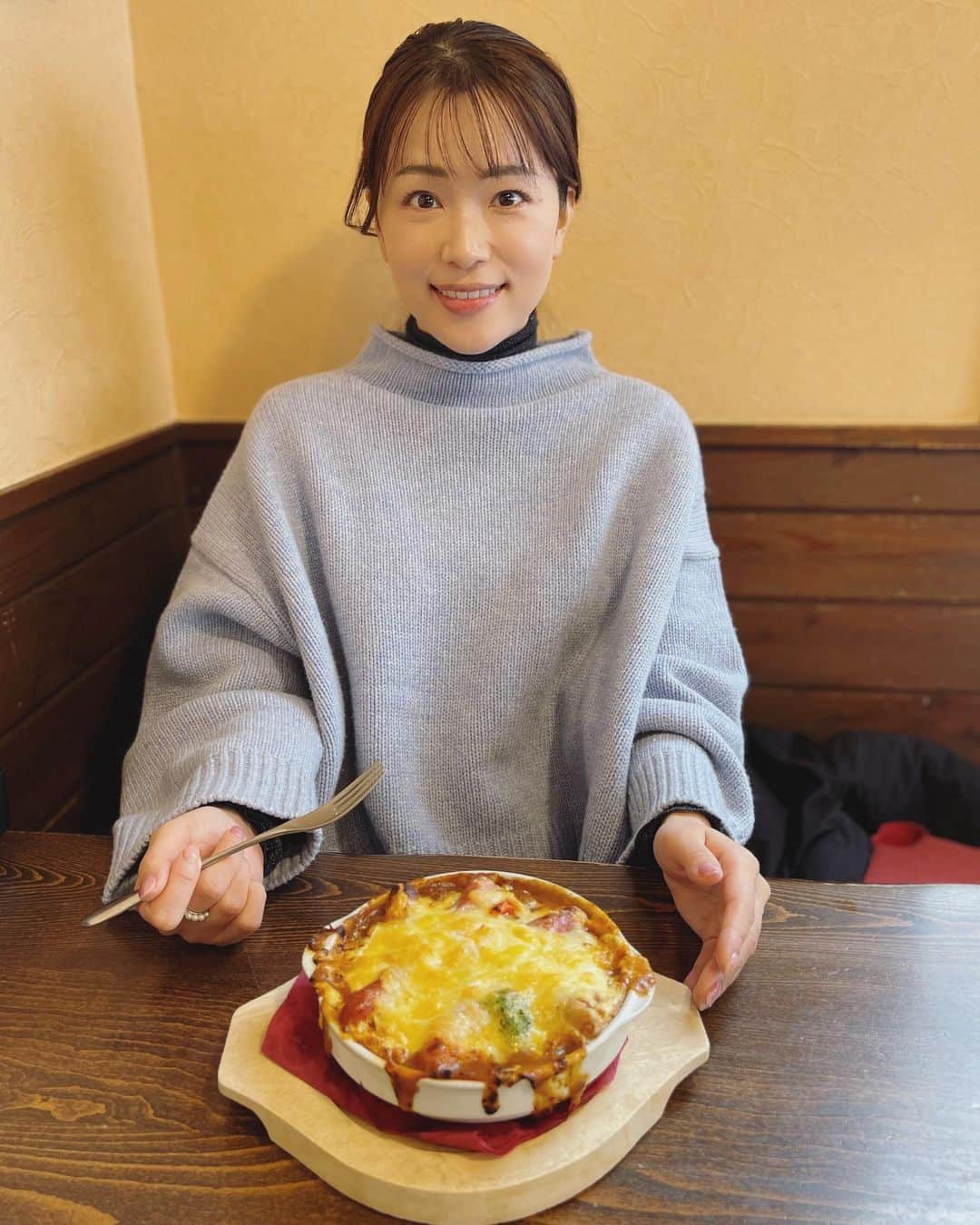 本田朋子さんのインスタグラム写真 - (本田朋子Instagram)「みなかみランチ。 手作りソーセージの焼きチーズカレー。 あつあつ！カレーもスパイス効いてて美味しかった♡ ソーセージも何種類か入ってて食べ比べできるのが楽しい！  #群馬 #みなかみランチ #亜詩麻  #焼きカレー #カレー部」2月17日 15時51分 - tomoko_honda_official_phonics