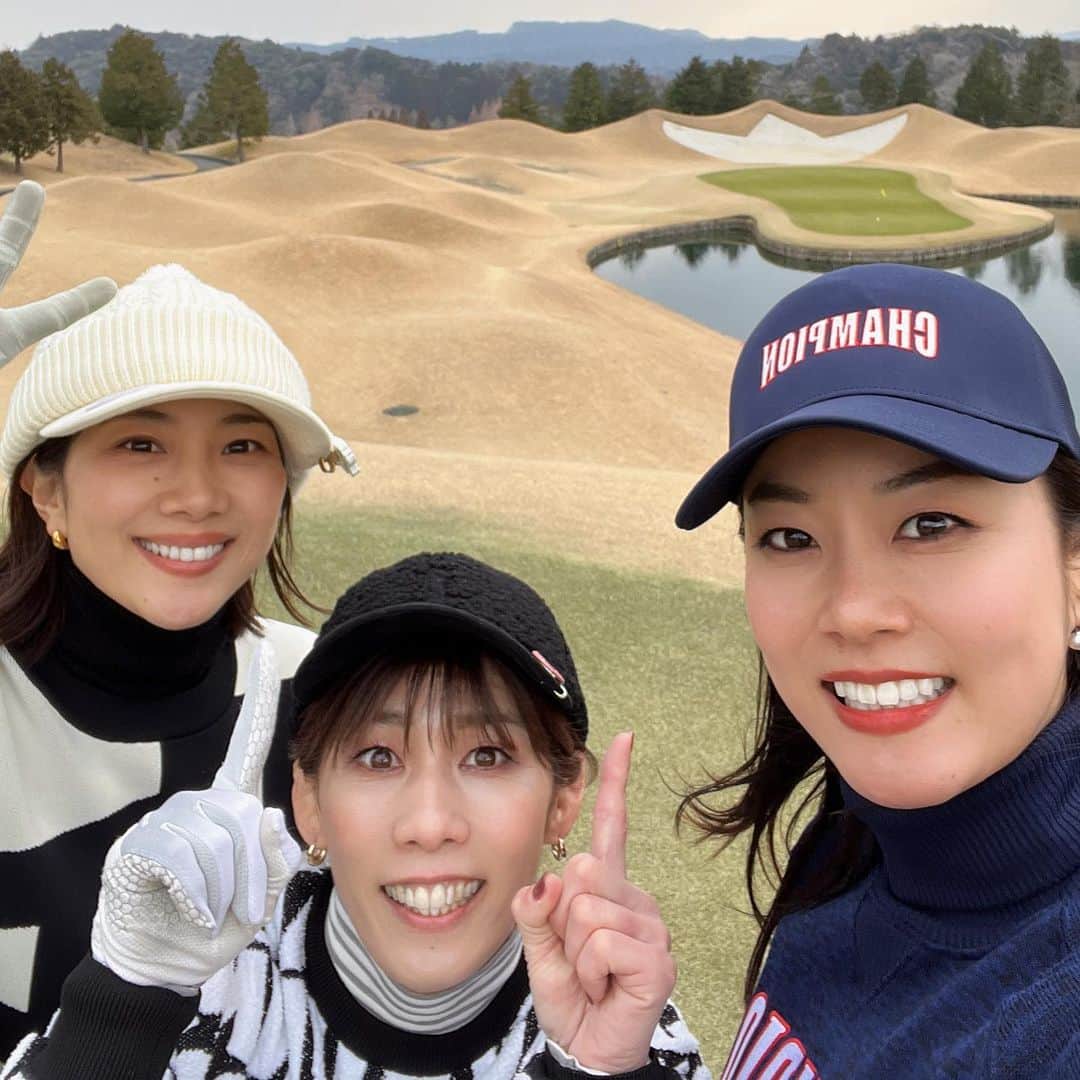 潮田玲子さんのインスタグラム写真 - (潮田玲子Instagram)「今日はお天気良くてゴルフ日和だなーなんて思いながら徳島県へやってきました✈️🤣  ゴルフといえば先日コンペに参加させて頂きました⛳️ 私は女子アスリート組で @saori___yoshida さんと @nakagawaakino24 ちゃんと楽しくワイワイラウンドさせて頂きました😂😂😂✌️ 笑った笑った〜🥰💓🤭  @takashi_fukunishi さんお誘いありがとうございました🥰🙏 また各界の素晴らしい方々と交流させて頂き楽しかったです😃🙏 私が頂いた商品はニッチローさんからの神戸牛のギフト😋 やったぁーめちゃくちゃ嬉しい😍✌️  ニッチローさんのオープニングのファーストショットが面白すぎました😂🙏 似すぎですよね😆さすがです👏👏👏  この日はドラコン賞もゲット🤭✌️レディースティーというラッキーからいただきました😳 スコアはボロボロ🥲☝️ あ、これはいつもか笑笑  とにかくめちゃくちゃ楽しかったです♪  #ゴルフ #コンペ #楽しかった」2月17日 15時55分 - reikoshiota_official
