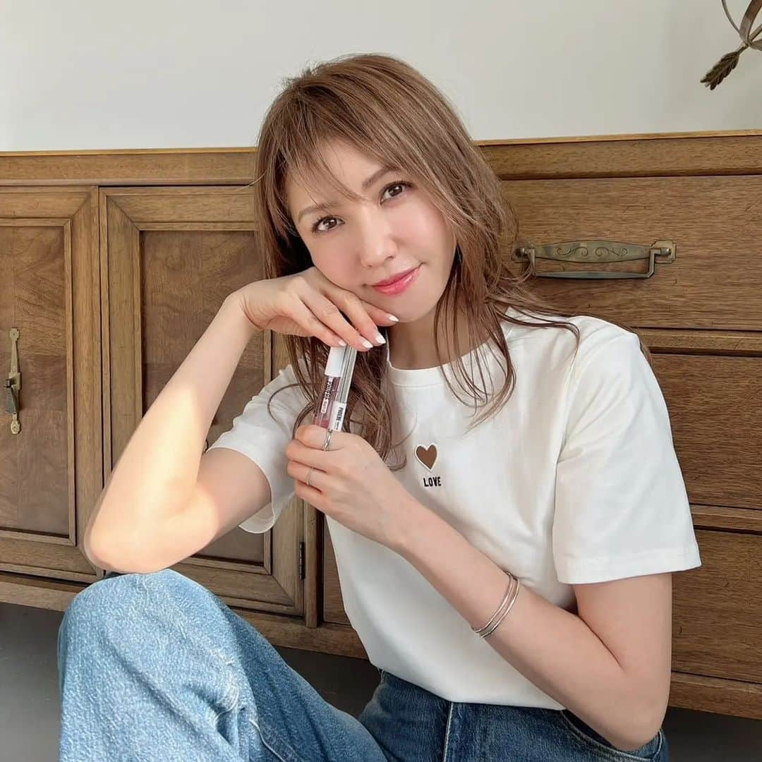 美香さんのインスタグラム写真 - (美香Instagram)「以前から愛用している PHOEBE BEAUTY UPのピンクのまつ毛美容液 から新しく【プレミアムアイラッシュセラム】が登場✨ なんと、最近注目してるNMN*が入っているの！NMN +ヒト幹細胞培養液**の配合は世界初***なんだって！！ １か月後のまつ毛が楽しみすぎる！  密度高めのハリツヤある理想のまつ毛のために 毎日続けるって大切☺️  @phoebe_beautyup #phoebebeautyup #フィービービューティーアップ #プレミアムアイラッシュセラム  #まつ毛美容液 #PR  *配合目的：整肌 ** ハリ・保湿 ***先行技術調査およびMintel社データベースを使用したDINETTE調べ 2022年12月」2月17日 16時34分 - mikaofficial99