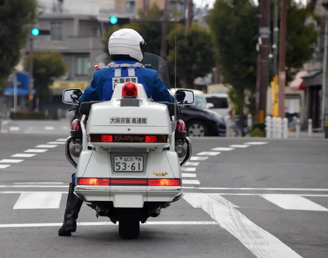大阪府警察さんのインスタグラム写真 - (大阪府警察Instagram)「【交通の安全と円滑を図るため】 高速隊の白バイです。 高速道路における危険を防止し、ドライバー・ライダーの安全を守って交通事故の抑止に努めています。  #大阪府警察公式 #大阪府警察 #大阪府警 #府警 #警察 #警察官 #おまわりさん #高速道路交通警察隊 #高速隊 #白バイ #パトカー #交通事故防止 #大きな背中 #府民を守る」2月17日 16時47分 - fukei_koho