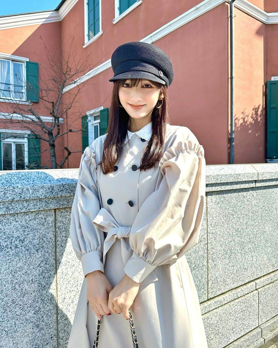 加藤瑠美さんのインスタグラム写真 - (加藤瑠美Instagram)「ぽかぽか日差しが暖かくて、 展示会で届いた春物を早速着てしまったー🌸🌸🌸  このコートもキャスケットも可愛すぎませんか？🥹 春は毎日このコートを着てしまいそう…！ あまりにもお気に入りすぎる🤎 ハリがある素材だからシワになりにくいし お肌のフリルがもう私のツボすぎて… ネイビーとベージュがあって 迷ってベージュをお迎えしたんだけど、 ネイビーも買い足すか迷う😇💙笑  帽子は実はすっぴん隠しでよく被るのだけど キャスケットが一番好き🤍 春夏使えそうなキャスケット持ってなかったから嬉しい🥹 しっかり深めに被れて、傾いたデザイン？だから 被るだけでこなれて見えてありがたいのです🙏  coat @m_maglie_le_cassetto_official #m_maglie_le_cassetto  casquette @chapeaud_o #chapeaudo  bag @chanelofficial #chanel  boots @hermes #hermes  #coordinate#ootd#Japanese#japanesegirl#instafashion#rubi_fashion#新米ママ#東京ママ#오오티디#아웃핏#年子ママ#東京ママ#男の子ママ#女の子ママ#年子育児#年子ママ#年子兄妹#ママコーデ#トレンチコート#キャスケット」2月17日 17時46分 - katorubi