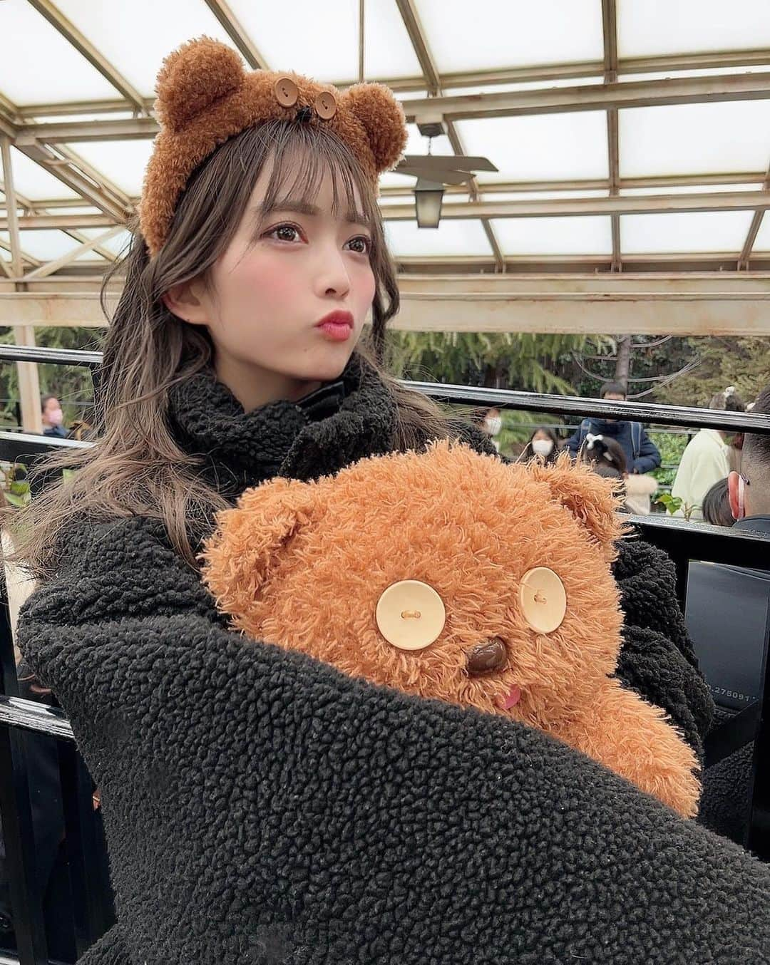 あいりさんのインスタグラム写真 - (あいりInstagram)「ティムユニバ🧸💗💗💗 . なんか人が多くて 3つしか乗れなかった🥹 絶叫大好きやから もっと乗りたかった〜〜🥲 . いっぱい写真撮ったから しばらくおつきあいください😚❤︎ これはハリポタエリア！ . . #usj #universalstudiosjapan  #osaka #usjコーデ #ユニバ #ゆにば #大阪 #大阪観光  #ユニバーサルスタジオジャパン  #ユニバコーデ #ティム  #冬コーデ #大阪旅行 #followme」2月17日 18時09分 - gtamtgat