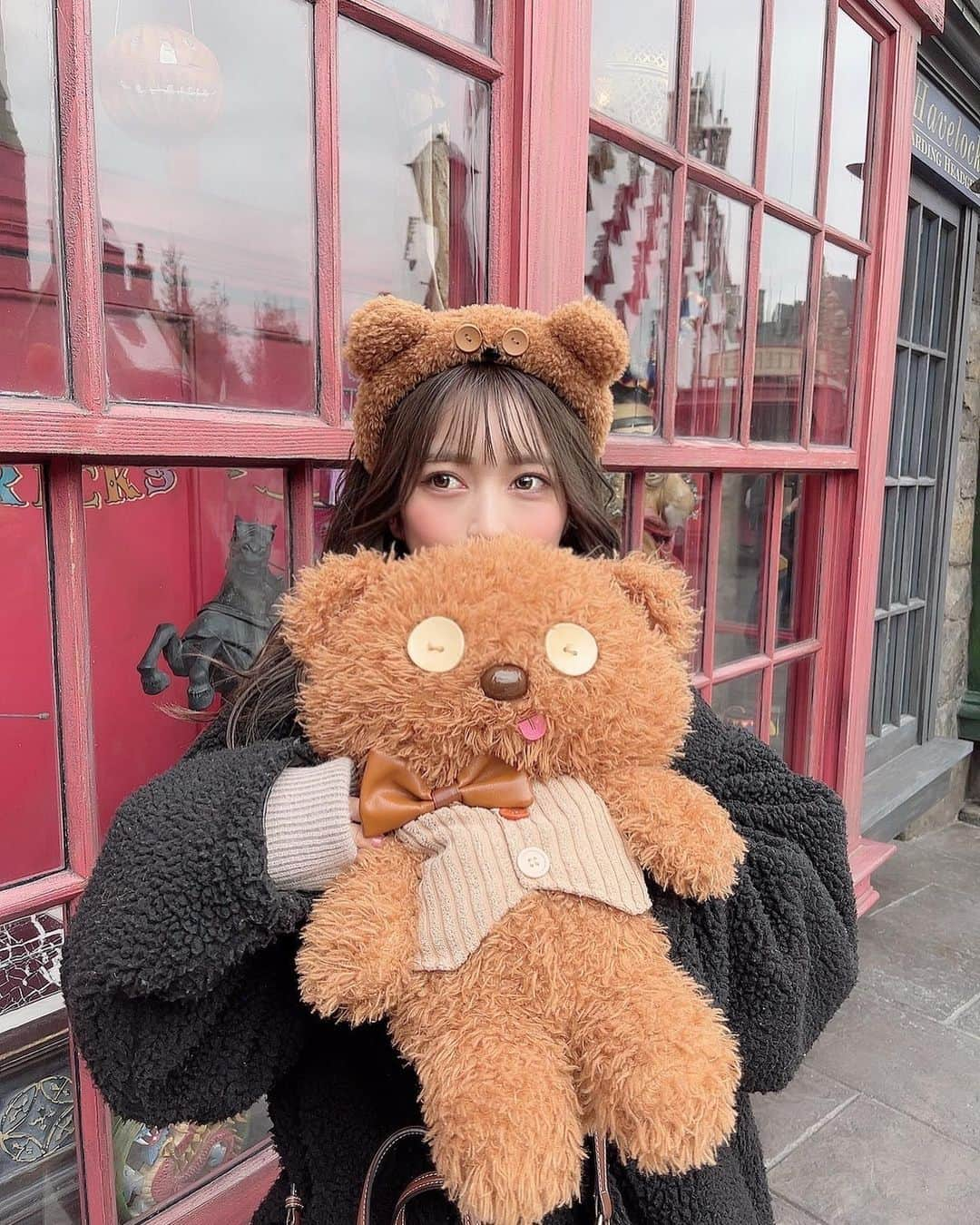 あいりさんのインスタグラム写真 - (あいりInstagram)「ティムユニバ🧸💗💗💗 . なんか人が多くて 3つしか乗れなかった🥹 絶叫大好きやから もっと乗りたかった〜〜🥲 . いっぱい写真撮ったから しばらくおつきあいください😚❤︎ これはハリポタエリア！ . . #usj #universalstudiosjapan  #osaka #usjコーデ #ユニバ #ゆにば #大阪 #大阪観光  #ユニバーサルスタジオジャパン  #ユニバコーデ #ティム  #冬コーデ #大阪旅行 #followme」2月17日 18時09分 - gtamtgat