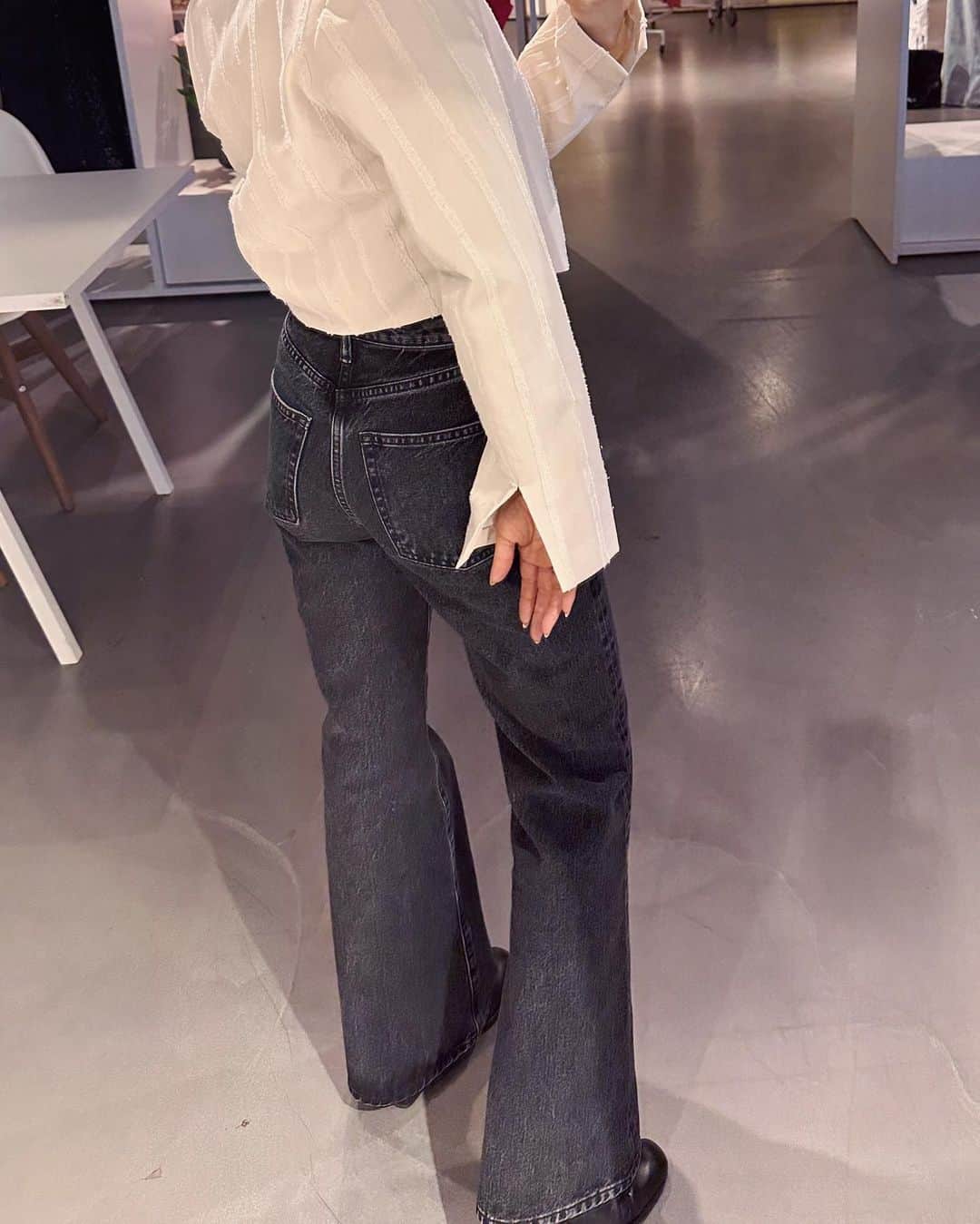 上原歩さんのインスタグラム写真 - (上原歩Instagram)「👖💙👖 new in.  最近お気に入りのブラックデニム❤︎ デニムラバーの私は330日くらいデニムを履いています  なかでも @blackbymoussy_official の この形が大好きで ウォッシュっぽい色と2本持っていますが四季を問わず ずーっと活躍。  ちびっ子の私でもスニーカーで合わせられるバランスの デニムです✨  ______________________________________________  #love #life #loveislove #denim  #デニム #ボトムス」2月17日 18時30分 - ayumiuehara