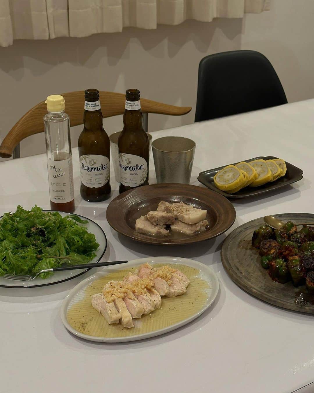 松本恵奈さんのインスタグラム写真 - (松本恵奈Instagram)「今日はゆりなが来たので一緒にご飯食べることになりました♡お買い物行く暇なかったので昨日の残り物と、ありあわせの材料で作ったら肉多めのメニューになりました。笑 サラダがあって良かったー😂♡ #enacook #夕食」2月17日 20時40分 - ena1123