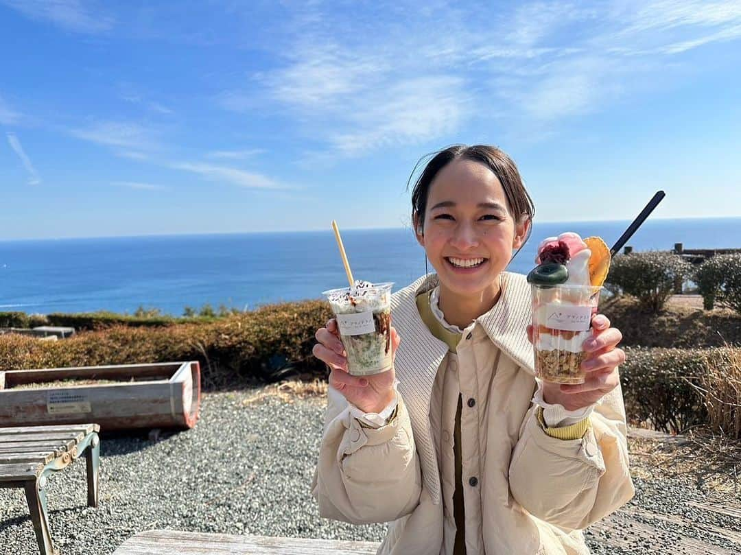 浦口史帆さんのインスタグラム写真 - (浦口史帆Instagram)「今日は、#鳥羽展望台 #海女のテラス から中継でした🥰  太平洋の美しい景色はもちろん、 #あおさのフラッペ に #よもぎのパフェ などのスイーツをはじめ、 三重県産の食材を使った美味しいグルメにも癒されます🤤💕💕  伊勢・志摩・鳥羽にお越しの際は、 リニューアルしてからまだ1ヶ月半の海女のテラスにぜひ立ち寄ってみてくださいー！！ 自信を持ってオススメします😘💘✨  中継先に出発する前に会社の窓から見えた朝焼けもキレイだったので、おまけに一枚📸🤍  一週間お疲れ様でした☺️💗  #三重グルメ #三重観光 #パールロード  #伊勢志摩 #鳥羽旅行」2月17日 21時11分 - uraguchi_shiho