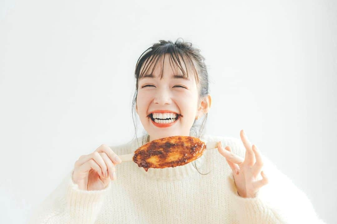 佐藤栞里さんのインスタグラム写真 - (佐藤栞里Instagram)「. MORE連載 "ちょっと取り寄せて食べてみ！？" ひとつ前の2月号から 宮城県と岐阜県のお取り寄せを☺︎ はいきました、間違いないのですね、 茶色の食べ物が美味しいってこと🥺 というわけでしぶ色ごはんがわんさかの回です🐻 (唯一の色と言ったらずんだアイスの淡い緑と ぼたん鍋のまんなかに入れた黄身くらい🥚) 美味しいのはもちろん、 豪快に食べたくなるのも茶色のいいところです☺️ あ〜厚切り牛たんと五平餅にかぶりつきたいな〜 ぼたん鍋のにんにくの美味しいけむりにまみれたいな〜 どれもこれも美味しくてもう一度お取り寄せしたいな〜🥰 #ちょっと食べてみ！？ #ちょっと取り寄せて食べてみ！？」2月17日 21時17分 - satoshiori727