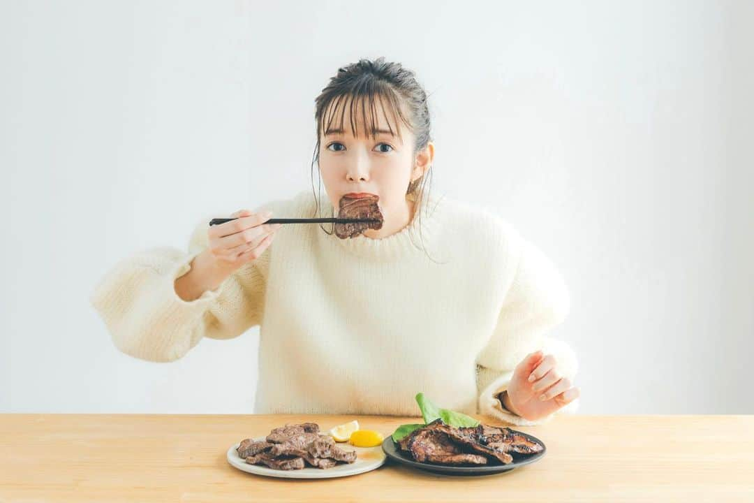 佐藤栞里さんのインスタグラム写真 - (佐藤栞里Instagram)「. MORE連載 "ちょっと取り寄せて食べてみ！？" ひとつ前の2月号から 宮城県と岐阜県のお取り寄せを☺︎ はいきました、間違いないのですね、 茶色の食べ物が美味しいってこと🥺 というわけでしぶ色ごはんがわんさかの回です🐻 (唯一の色と言ったらずんだアイスの淡い緑と ぼたん鍋のまんなかに入れた黄身くらい🥚) 美味しいのはもちろん、 豪快に食べたくなるのも茶色のいいところです☺️ あ〜厚切り牛たんと五平餅にかぶりつきたいな〜 ぼたん鍋のにんにくの美味しいけむりにまみれたいな〜 どれもこれも美味しくてもう一度お取り寄せしたいな〜🥰 #ちょっと食べてみ！？ #ちょっと取り寄せて食べてみ！？」2月17日 21時17分 - satoshiori727