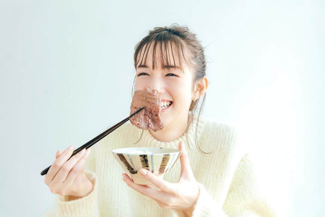 佐藤栞里さんのインスタグラム写真 - (佐藤栞里Instagram)「. MORE連載 "ちょっと取り寄せて食べてみ！？" ひとつ前の2月号から 宮城県と岐阜県のお取り寄せを☺︎ はいきました、間違いないのですね、 茶色の食べ物が美味しいってこと🥺 というわけでしぶ色ごはんがわんさかの回です🐻 (唯一の色と言ったらずんだアイスの淡い緑と ぼたん鍋のまんなかに入れた黄身くらい🥚) 美味しいのはもちろん、 豪快に食べたくなるのも茶色のいいところです☺️ あ〜厚切り牛たんと五平餅にかぶりつきたいな〜 ぼたん鍋のにんにくの美味しいけむりにまみれたいな〜 どれもこれも美味しくてもう一度お取り寄せしたいな〜🥰 #ちょっと食べてみ！？ #ちょっと取り寄せて食べてみ！？」2月17日 21時17分 - satoshiori727