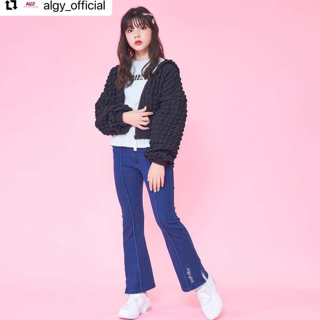 松尾そのまさんのインスタグラム写真 - (松尾そのまInstagram)「#Repost @algy_official with @use.repost ・・・ . ＼ スタイルアップロングパンツ／  ALGYのロングパンツは きれいに履けて、動きやすい🌟  フレアパンツはセンターライン&スリット入りで トレンドみえデザイン❣️  伸縮性もあるから履きやすいよ🌈🌈🌈  ☑︎スタイルアップフレアパンツ　　¥3,490(税込)  ※オンラインストアは近日入荷予定です。  #ALGY #アルジー #ロングパンツ #スクールコーデ　#春コーデ  #松尾そのま #12歳 #avex #エイベックス #キッズモデル #インスタキッズ #てれび戦士 #天才てれびくんhello #天てれ #nhk #eテレ」2月17日 22時08分 - sonopy526