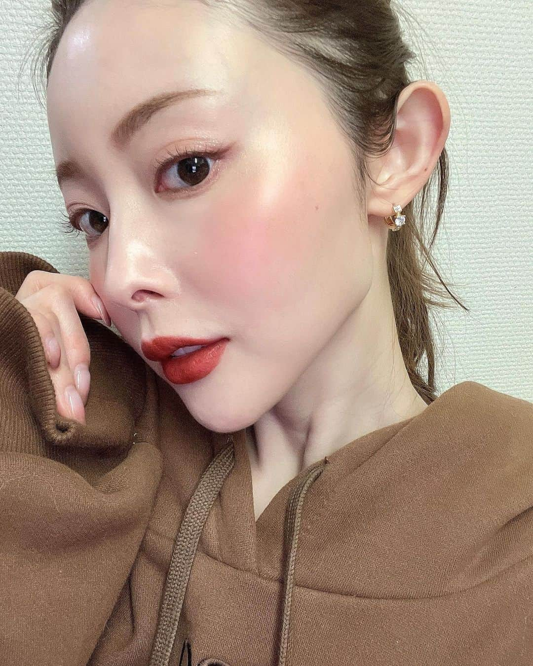 松田唯花さんのインスタグラム写真 - (松田唯花Instagram)「RMKのチークが私的上半期ベスコスに入りそうな予感。それくらい好き😍  4/7発売の『ピュア コンプレクション ブラッシュ 07 フローティング ペダルズ』  リップもRMK！ 『ザ マット リップ カラー 08 トワイライト マホガニー』  この日火鍋を食べに行ったんだけど、3時間くらい食べ続けてもチークはヨレてないし、リップは塗り直さなくても良いくらい色が残ってるし、本当に優秀！✨ 「なかなかメイク直しに行けないなー」っていうときは自然と手に取っててすごく助かってます☺️  火鍋屋さんは銀座にある『和楽星球 コリドー店』。  美容友達のランちゃんが紹介してくれて行ってきたんだけど、一人イチ火鍋でおいしすぎました🥹🥘💕 辛いの苦手なんだけど、辛さが選べてマイルドにできてよかった☺️友達は激辛を選んでました🔥  サイドメニューのお団子までおいしかったぁぁぁ🤤今思い出しても食べたいくらい、やみつきになる味。  予約のときに「ゆいかのSNSを見た」と伝えると、お料理一品orドリンク1杯無料にしてくれるそうなので、ぜひ私の名前使ってください〜っ🙌🉐  私もまた今月か来月行くよ😋💓  『和楽星球』 東京都中央区銀座8-2-15 明興ビル3F 050-5872-8673 https://warakuseikyu.owst.jp/  @warakuseikyu_ginza  @rmkofficial  #ゆいコス  #rmk #blitt #warakuseikyu #今日のメイク #新作コスメ #春新作コスメ #春コスメ #火鍋 #和楽星球 #銀座グルメ」2月17日 22時33分 - yuika_matsuda.official