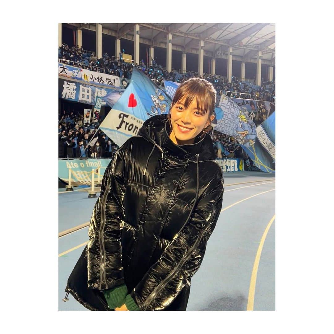 三谷紬さんのインスタグラム写真 - (三谷紬Instagram)「* Ｊリーグ開幕戦‼︎ #川崎フロンターレ vs#横浜fマリノス の 取材に行ってきました‼︎ 待ちに待った開幕〜！！！⚽️ 今シーズンから全席声出しOKで やっとやっと私の大好きなＪリーグが 全部戻ってきた！と泣きそうになりました😭 開幕カードは昨年覇者と準優勝の神奈川ダービー。 かなり盛り上がっていました。 試合終わりには 今シーズン開幕スタメンのオビ選手、 そして番組ではお馴染みのチマ選手にお話を伺いました🦭 明日の試合も目が離せない！！ 楽しい日々がまた始まると思うと‼︎ ワクワクドキドキ幸せで仕方ありません‼︎ * #Ｊリーグ#jleague#j#league#サッカー#soccer#football#横浜#f#マリノス#川崎#フロンターレ#神奈川#ダービー#神奈川ダービー#等々力陸上競技場#等々力#ラブjリーグ#開幕#開幕戦#テレビ朝日#アナウンサー#三谷紬」2月17日 22時42分 - mitani_tsumugi