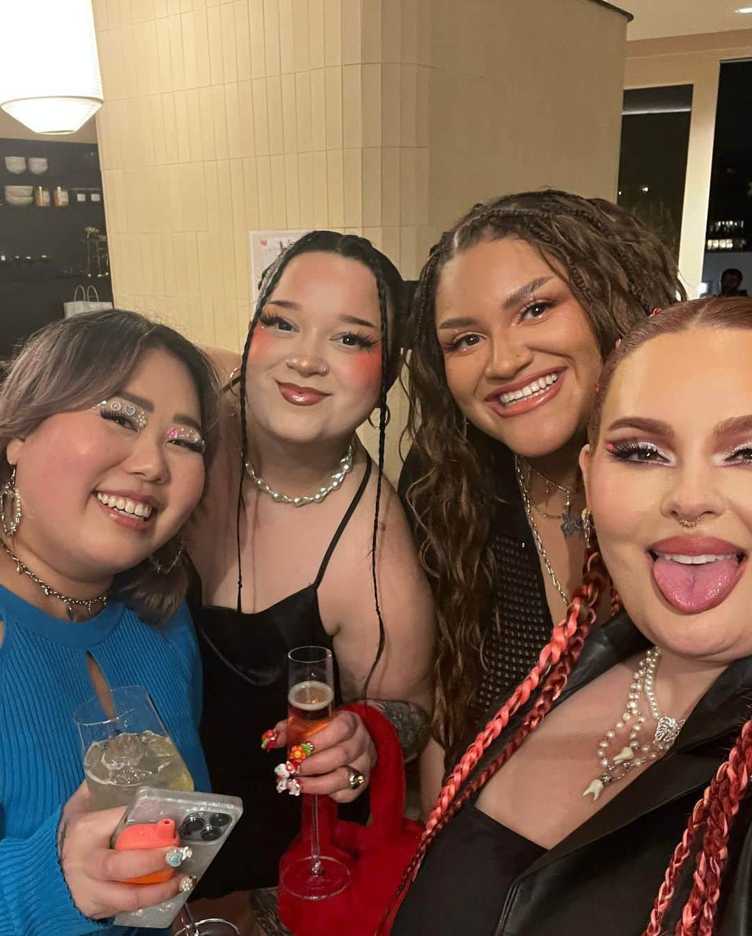 テス・ホリデーさんのインスタグラム写真 - (テス・ホリデーInstagram)「My #HMGalentines event was by far one of the best nights of my life. My friends came out to support me and celebrate @hm expanding their sizes in H&M’s studio that they built specifically to shoot plus size and diverse models. There have been so many moments in my career that I cherish and this night is going high up on my list! You could truly feel the love in the room, and looking around at all the plus size, STYLISH babes wearing a brand that most of us always dreamt of was the most rewarding feeling!   I’m gonna share a full event recap with y’all and my heart is so so full!!! 🫶💘💖🥹✨  My glam was by my babies @angelinapanelli @marianamcgrathmakeup DUH💅🏻    #plussizestyle #plussizefashion #hmxme #galentines #plussizefit #effyourbeautystandards」2月18日 3時24分 - tessholliday