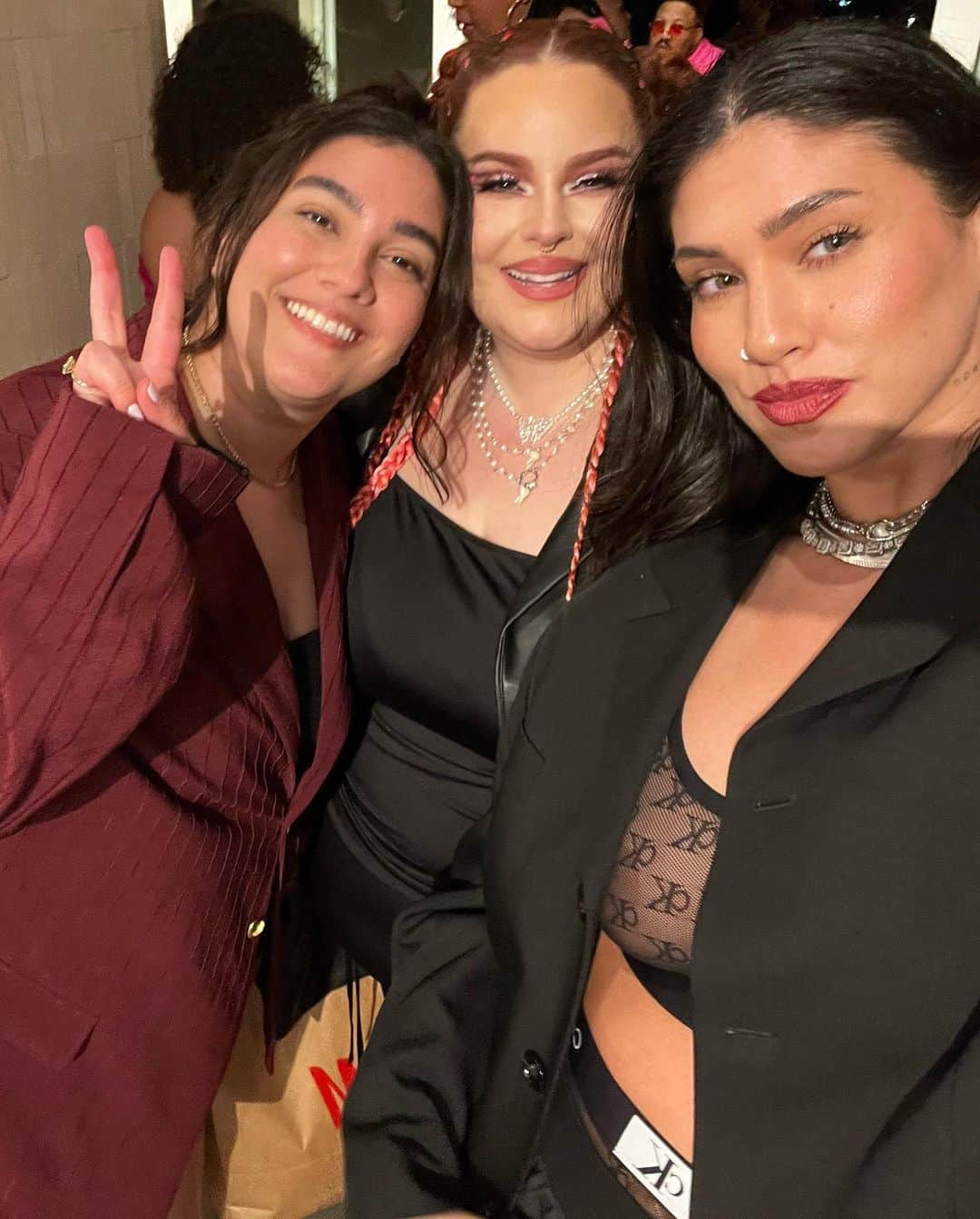 テス・ホリデーさんのインスタグラム写真 - (テス・ホリデーInstagram)「My #HMGalentines event was by far one of the best nights of my life. My friends came out to support me and celebrate @hm expanding their sizes in H&M’s studio that they built specifically to shoot plus size and diverse models. There have been so many moments in my career that I cherish and this night is going high up on my list! You could truly feel the love in the room, and looking around at all the plus size, STYLISH babes wearing a brand that most of us always dreamt of was the most rewarding feeling!   I’m gonna share a full event recap with y’all and my heart is so so full!!! 🫶💘💖🥹✨  My glam was by my babies @angelinapanelli @marianamcgrathmakeup DUH💅🏻    #plussizestyle #plussizefashion #hmxme #galentines #plussizefit #effyourbeautystandards」2月18日 3時24分 - tessholliday