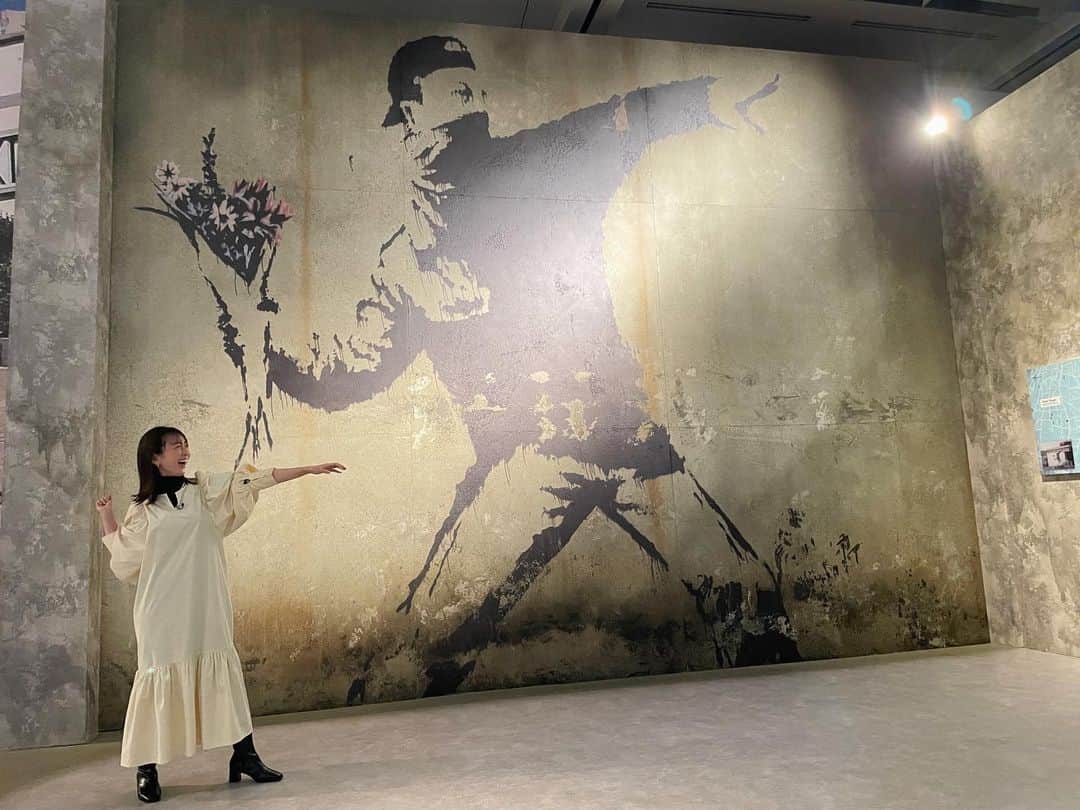伊藤舞さんのインスタグラム写真 - (伊藤舞Instagram)「❤️ 先日のARNEロケ。 バンクシーって誰？展の会場で 写真たくさん撮りました。 . これから行かれる方のご参考になれば…♡ . そして、 ARNEとバンクシー展のコラボパフェも作りました！ 「Love Is In The Air」の花束をイメージした 超ブーケパフェ💐 ブルックリンパーラーさんで食べられます♡ おいしいので、こちらもぜひ♡ . . #arne #whoisbanksy  #brooklynparlorhakata  #超ブーケパフェ」2月18日 7時09分 - maiito_fbs