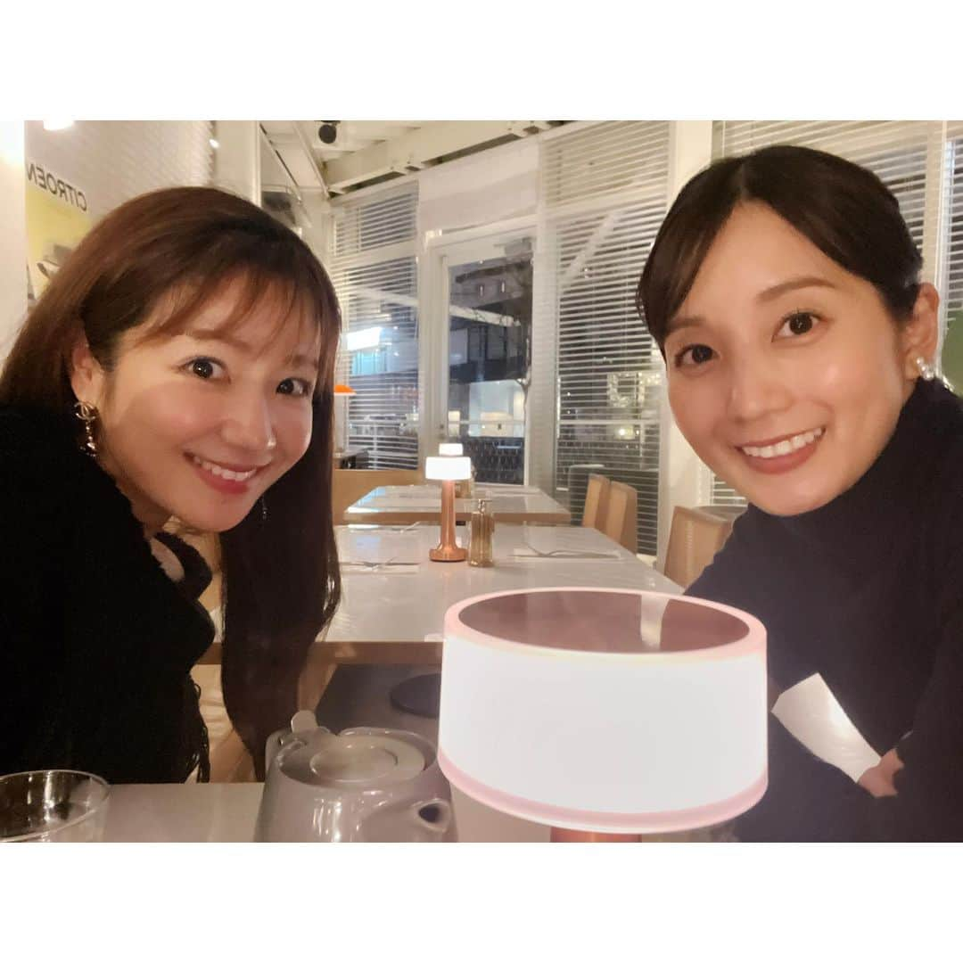 長野美郷さんのインスタグラム写真 - (長野美郷Instagram)「福岡で、彩香ちゃんと🌸  話すといつも、刺激と学びをもらう、素敵な後輩です😇✨  福岡情報も教えてもらって、夜中にはオススメしてもらったラーメン屋さんへ🍜 教えてもらったんだから、試してみなきゃね😎 とっても美味しかった！  私の中で、彩香ちゃんはもはや 福岡の師匠です🫶  #小野彩香 ちゃん #福岡旅行  #福岡グルメ #福岡の師匠 #また近々色々教えてもらおう #素敵な後輩 それにしても　#夜中のラーメン　最高ですね🥹」2月18日 11時15分 - misato_nagano_1127