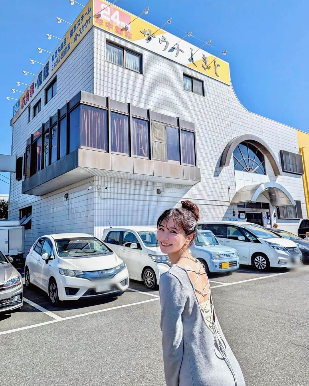 石井里奈さんのインスタグラム写真 - (石井里奈Instagram)「今年絶対行くと決めてた、サウナの聖地、しきじへ遂に行ってきました～🧖‍♀️💛サ道でも紹介されていたまさにサウナ好きの拠点！！ . サウナ好き友達から最高と声が多かったんですが、本当に最高でした♡ サウナの入り方は普通のサウナ⇒薬草サウナ⇒水風呂が通常らしく、薬草サウナがまたいい！！ 水風呂は地下の天然水で本当に柔らかくて、そのままお水も飲めちゃうの👏本当に感動しました︎🫶🏻 (グッズも買った) . サ飯はさわやかのげんこつハンバーグ！初めて食べたけど美味しくて感動したよ︎🫶🏻💛またこのルートやりたい！！ . dress... @searoomlynn_official  . #サウナ #サウナ女子 #サ道 #しきじ #searoomlynn #sauna #サウナイキタイ #サウナグッズ #さわやか #さわやかハンバーグ #サ飯」2月18日 12時51分 - ri7tin1025